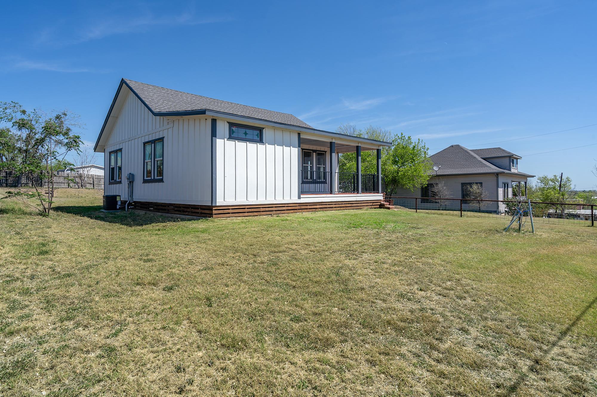 302 N Austin St Property Photo 3