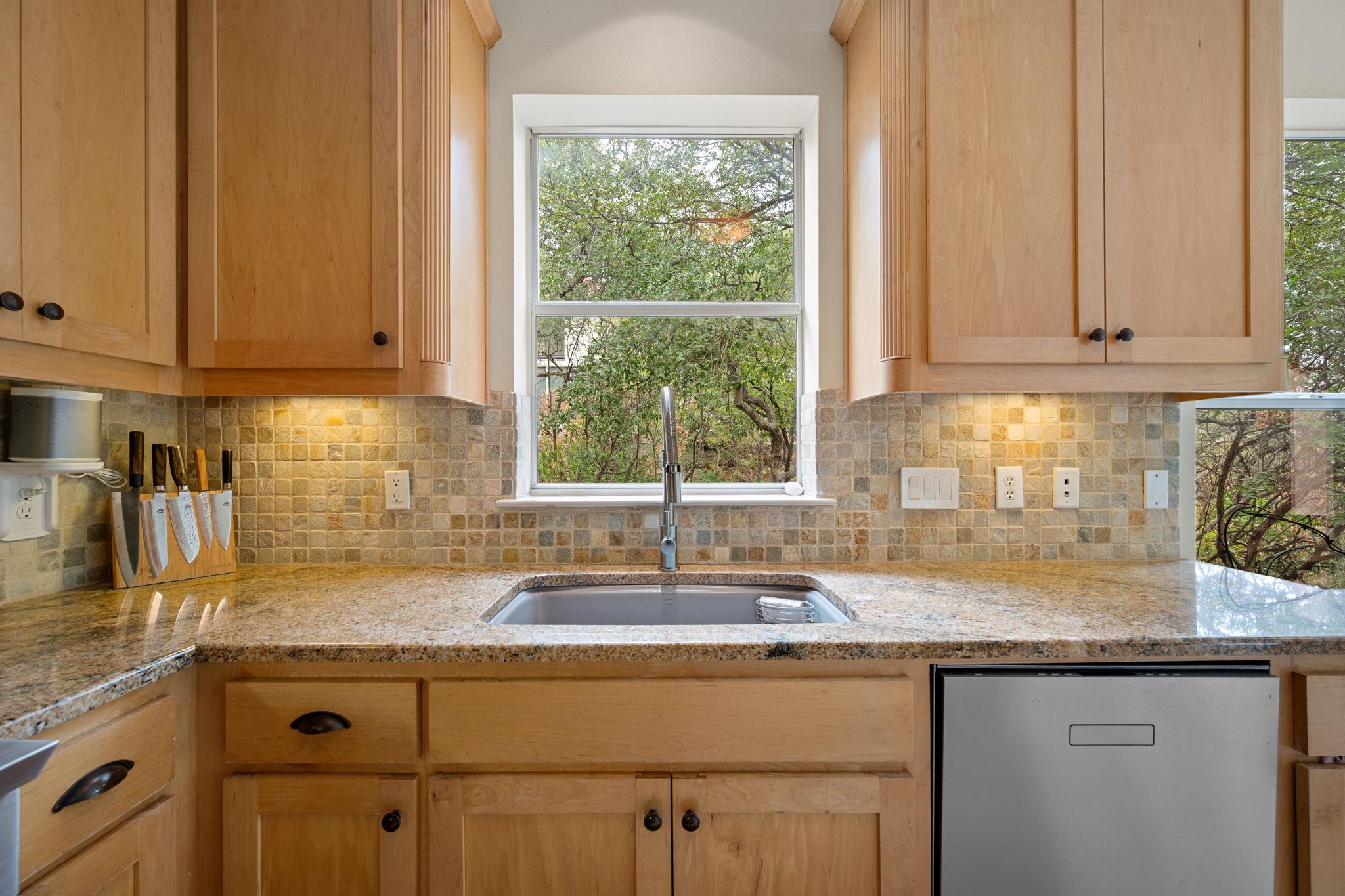 601 Upson St #d Property Photo 8