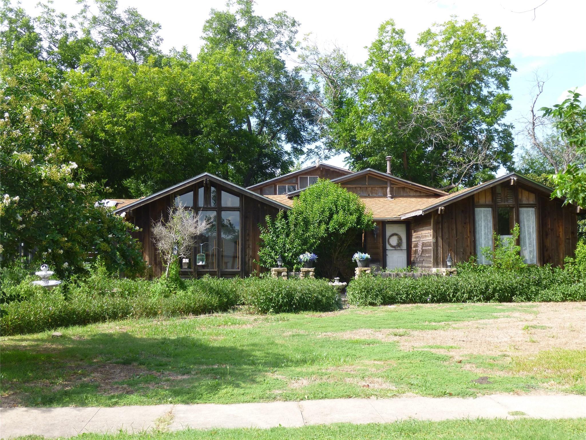 812 W Clark St Property Photo