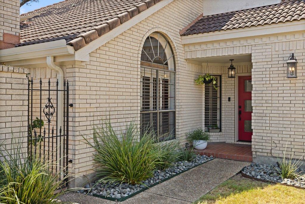 124 Lakeway Dr Property Photo 5
