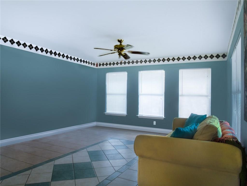 1107 Delano St Property Photo 4