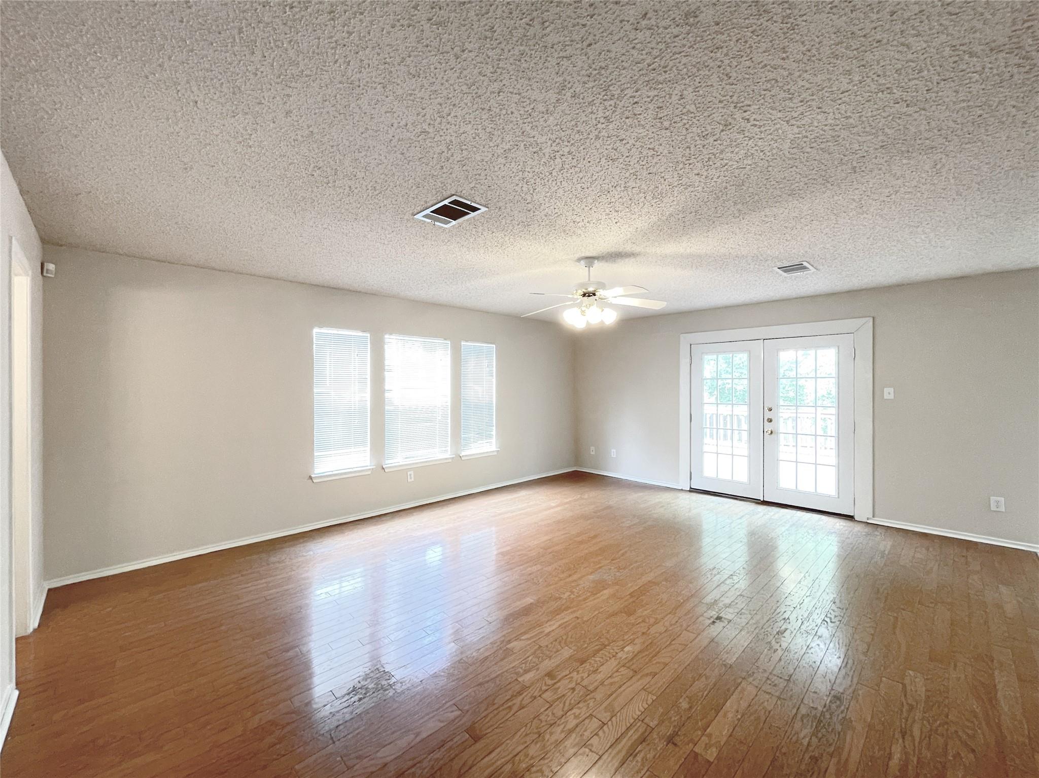 3079 Hill St Property Photo 6