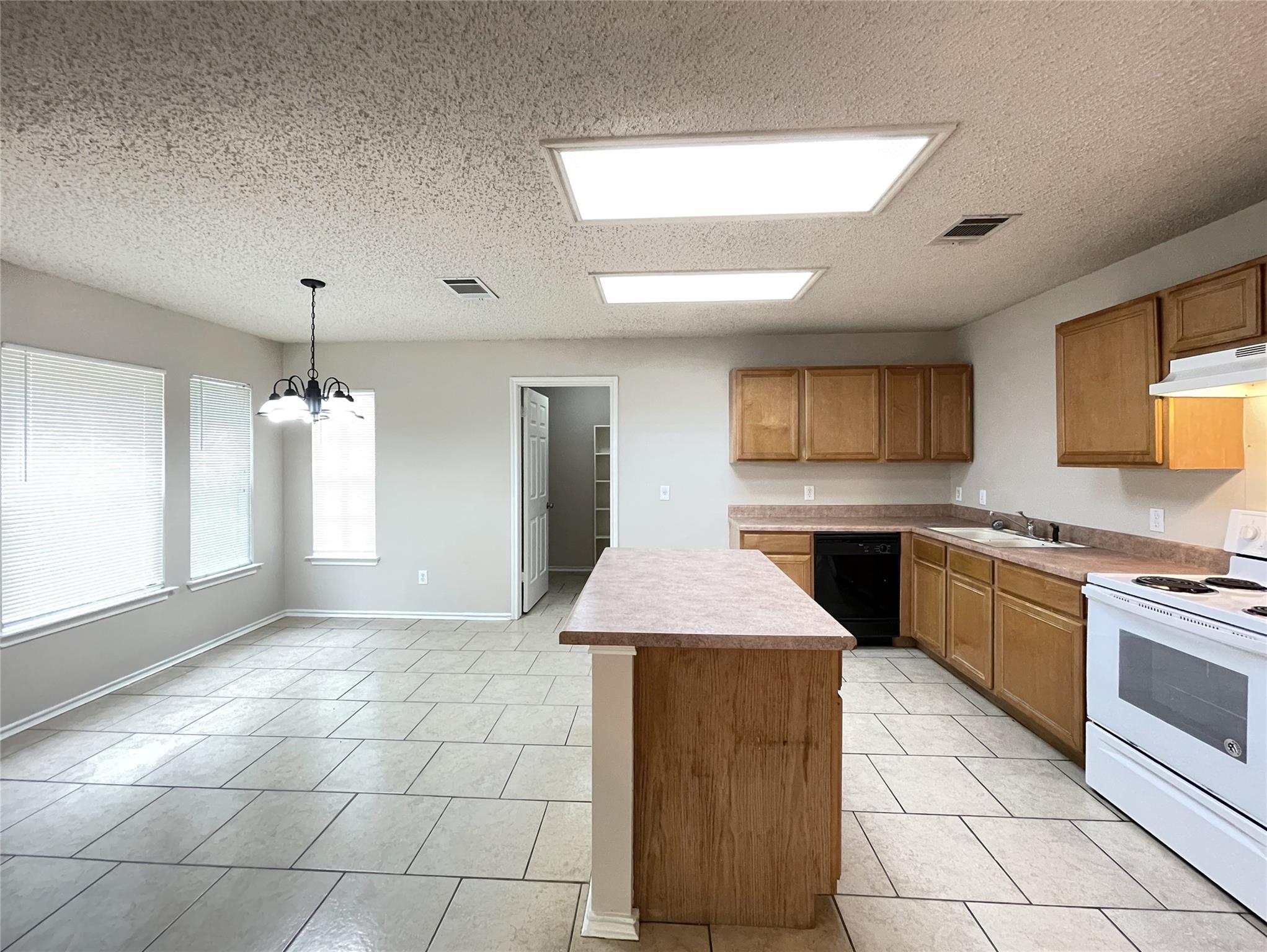 3079 Hill St Property Photo 9