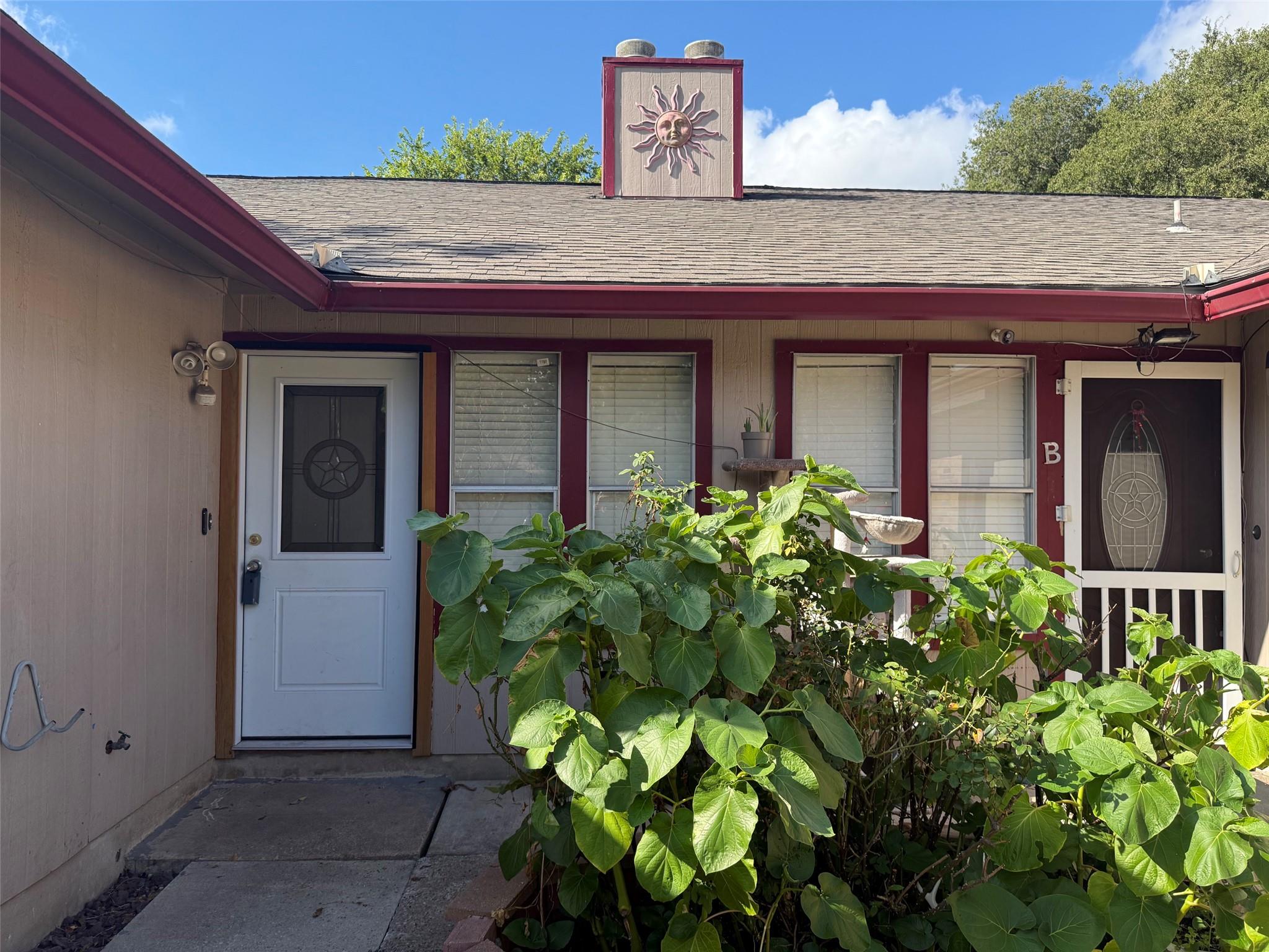 1303 Bonnie Brae St #b Property Photo 2
