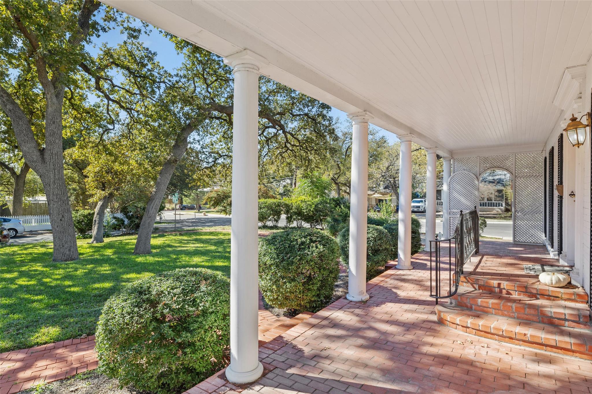 2612 Bridle Path Property Photo 5