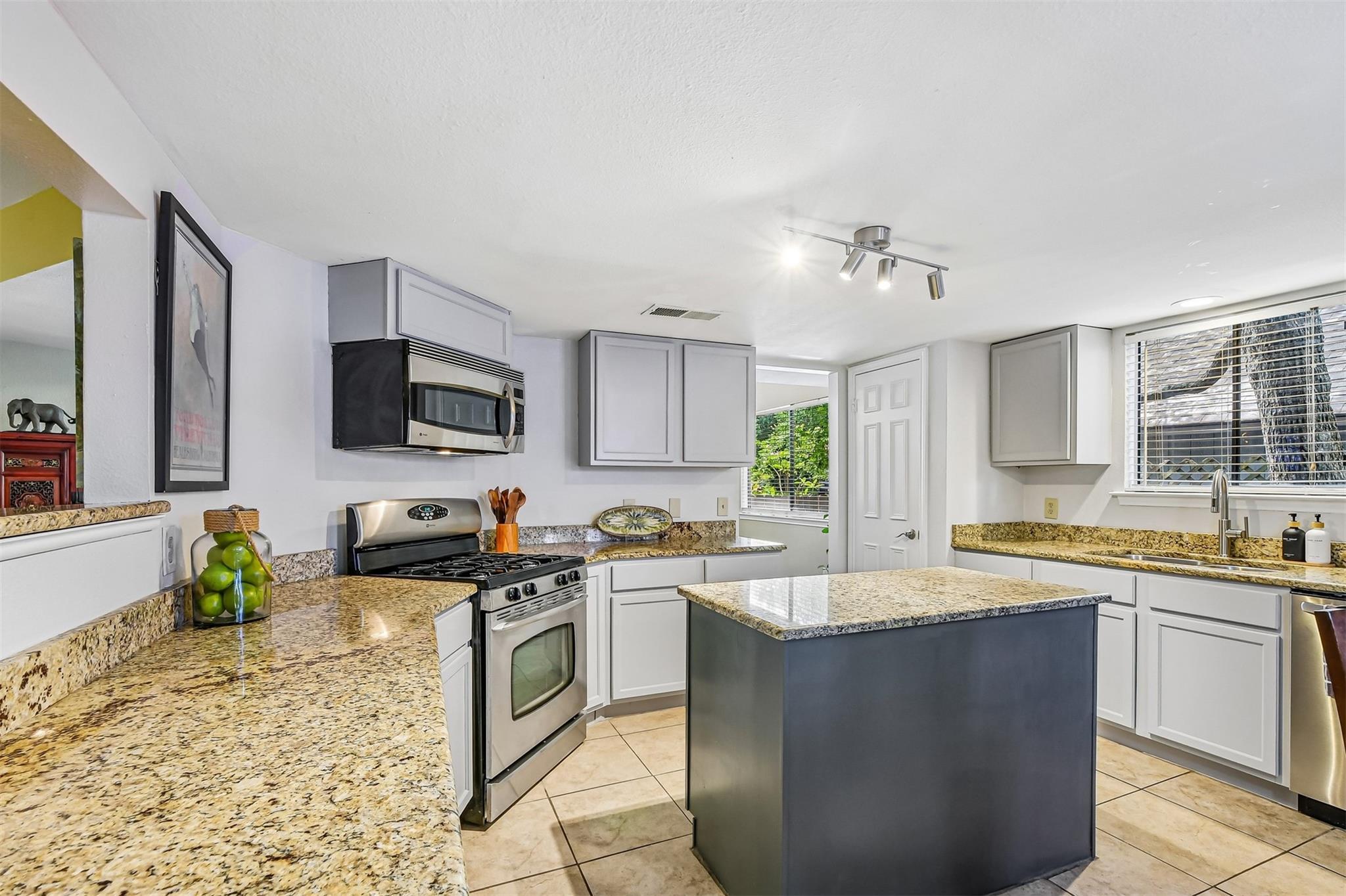 13109 Sinton Ln Property Photo 7