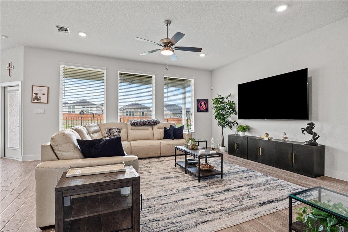 476 Wild Pecan Loop Property Photo 6