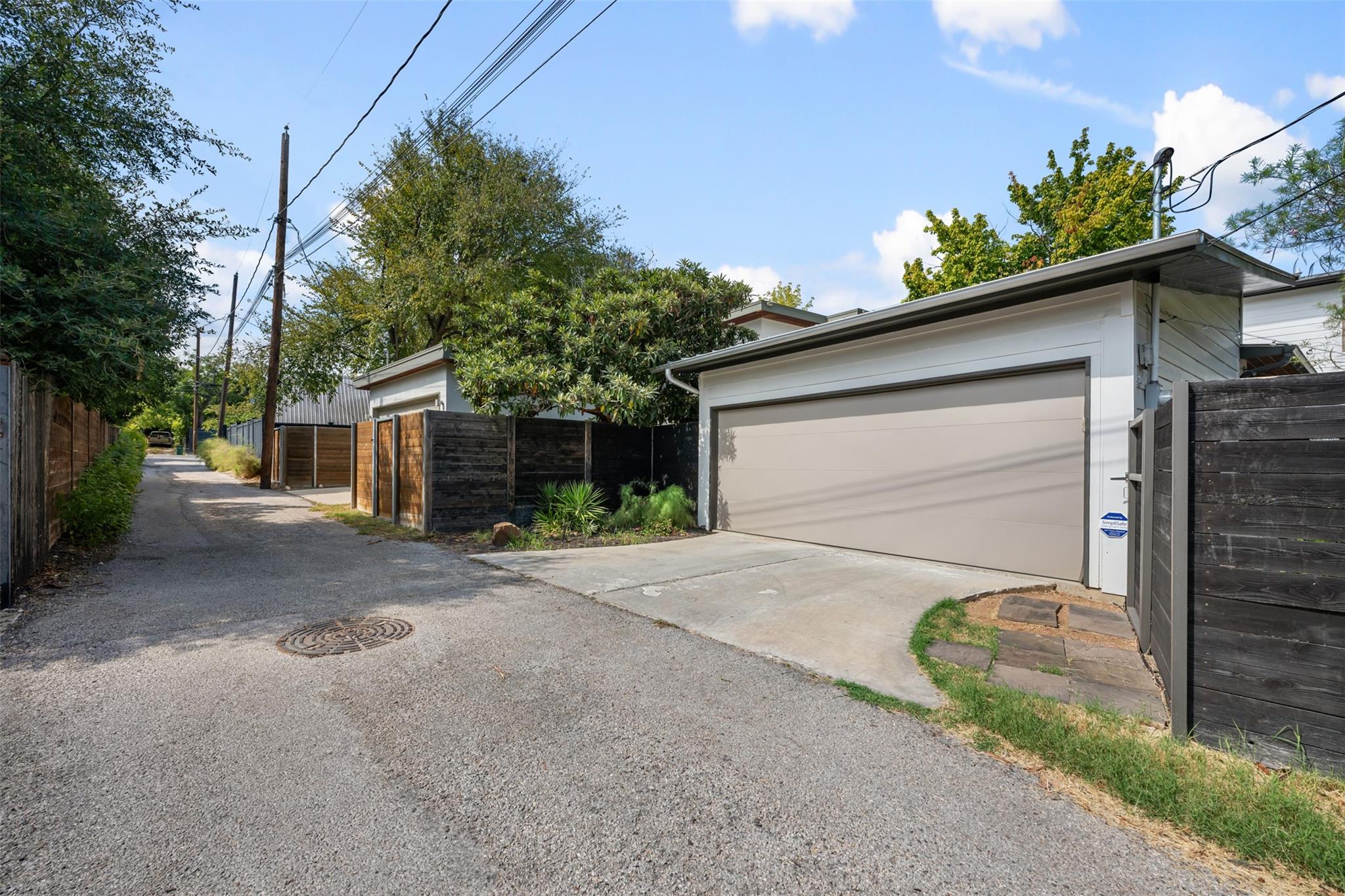 711 W Live Oak St Property Photo 21