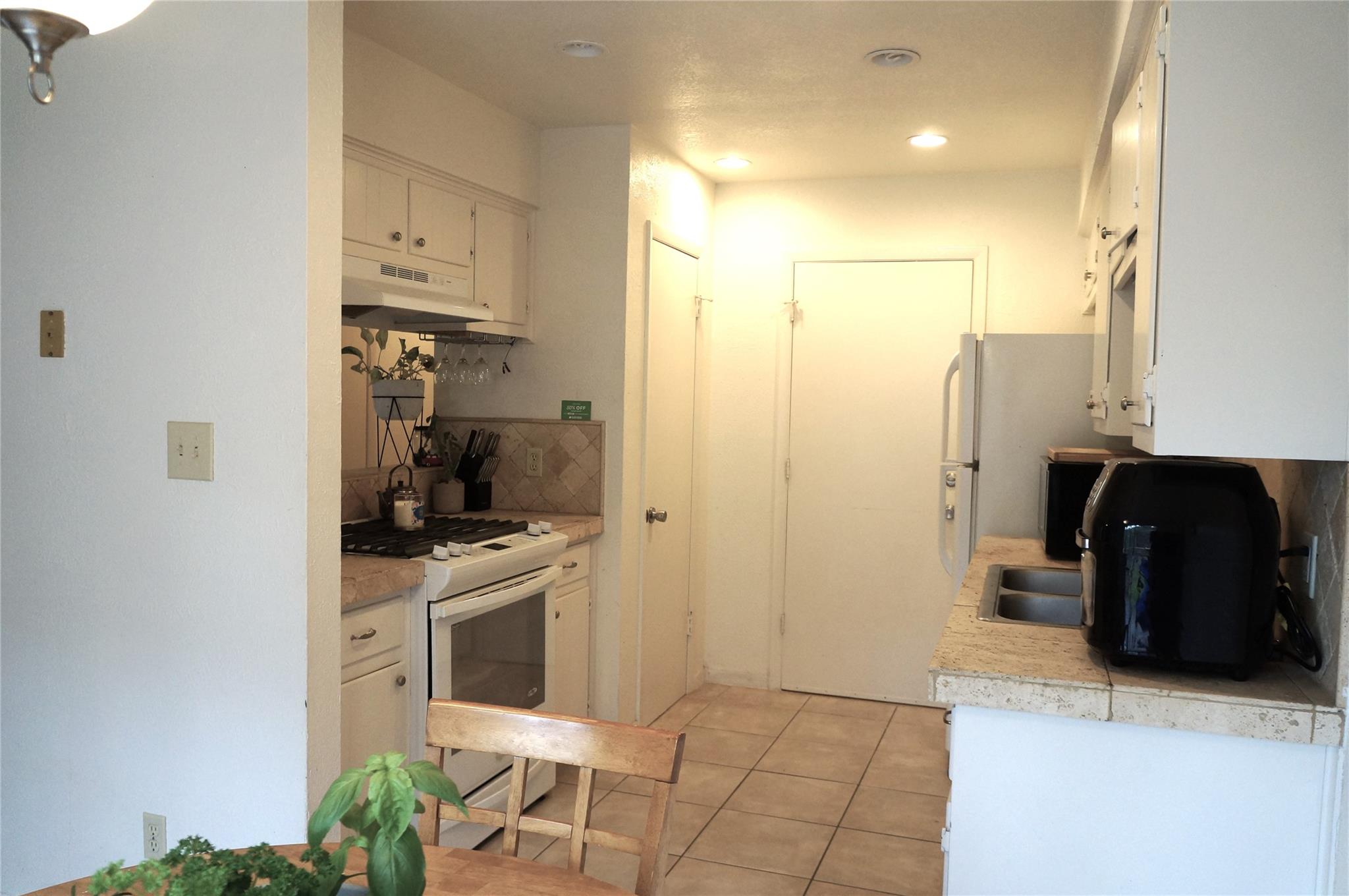 4904 Smokey Vly #b Property Photo 8