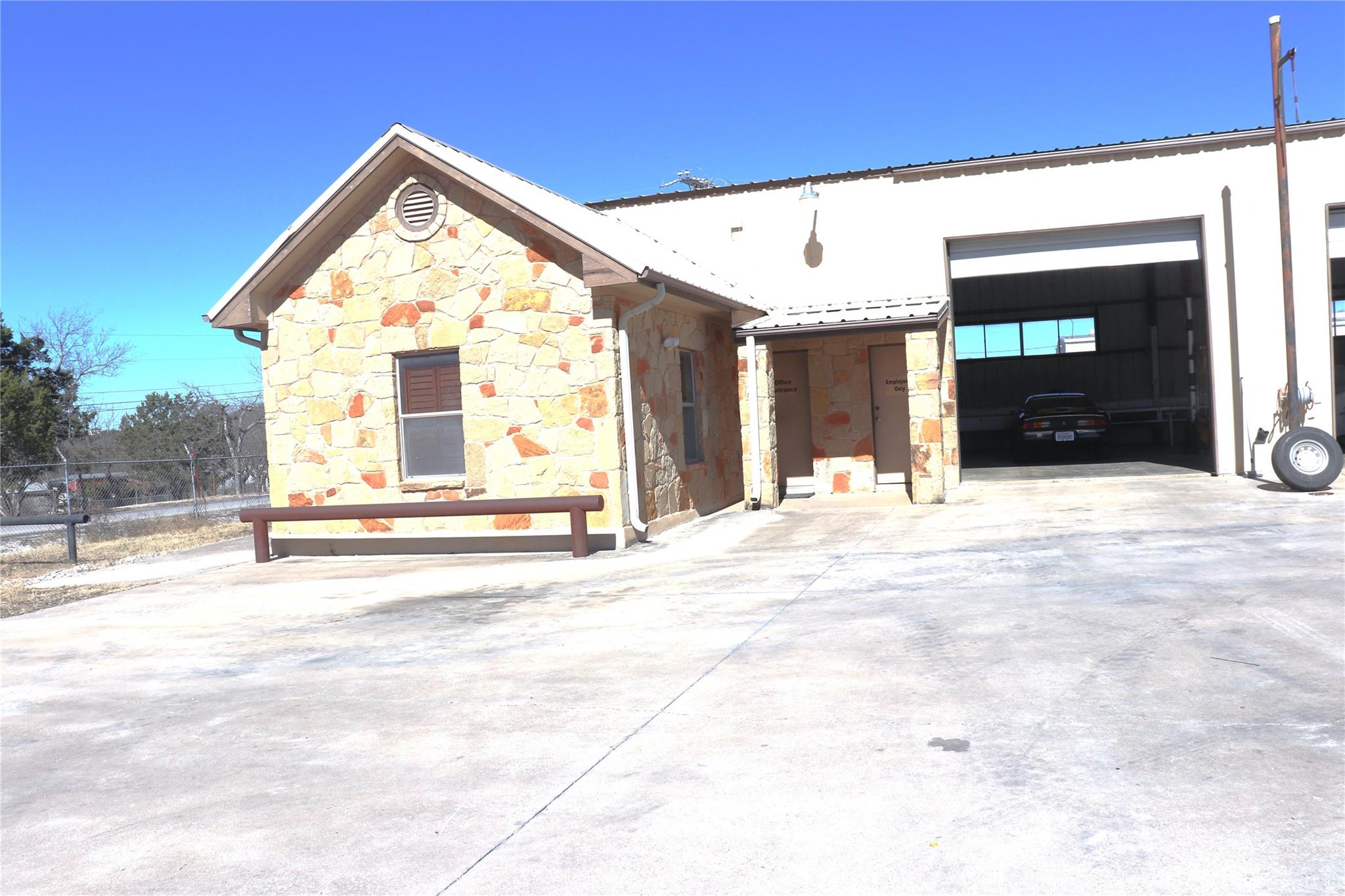 500 Southland Dr Property Photo 6