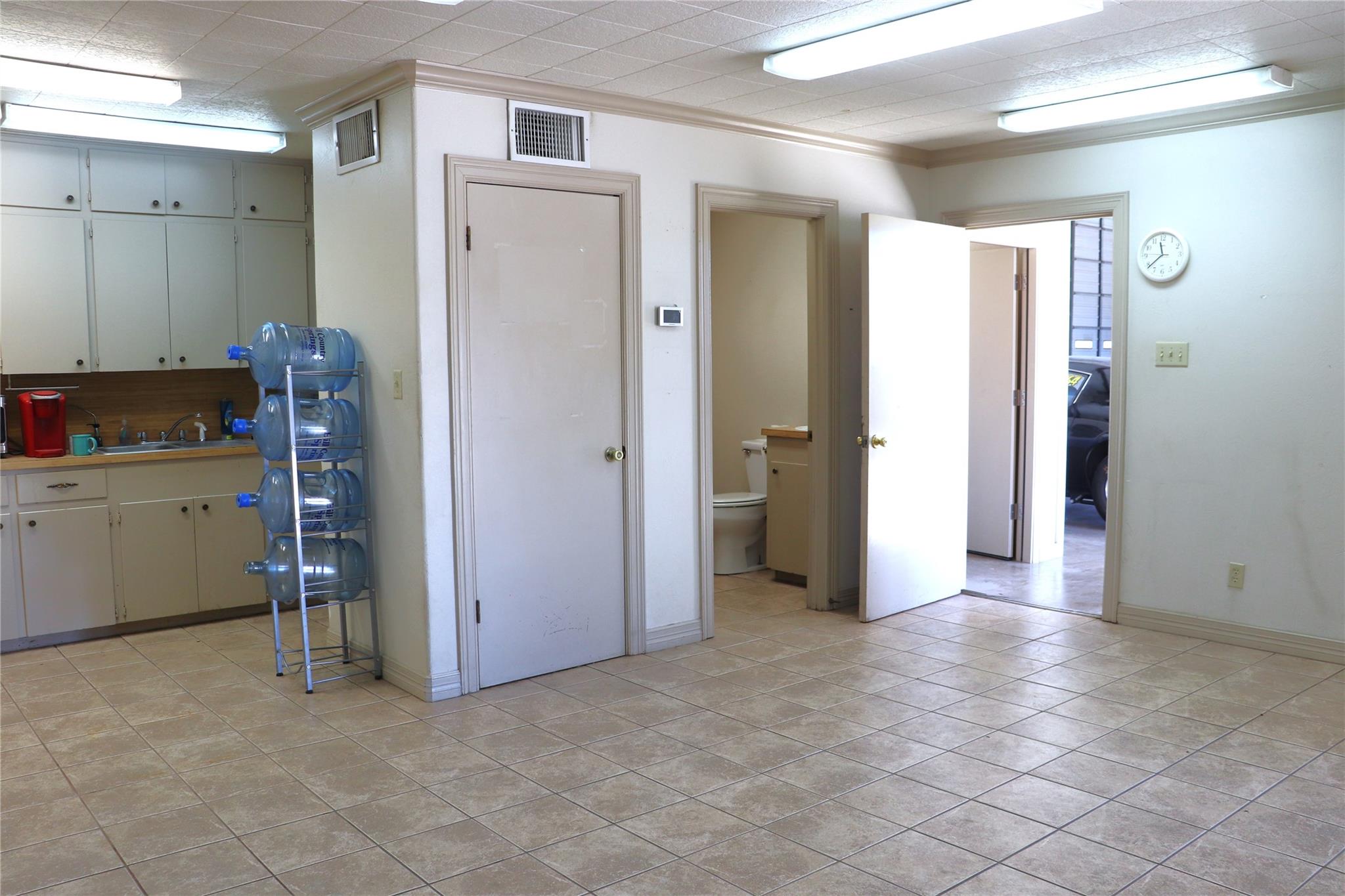500 Southland Dr Property Photo 11