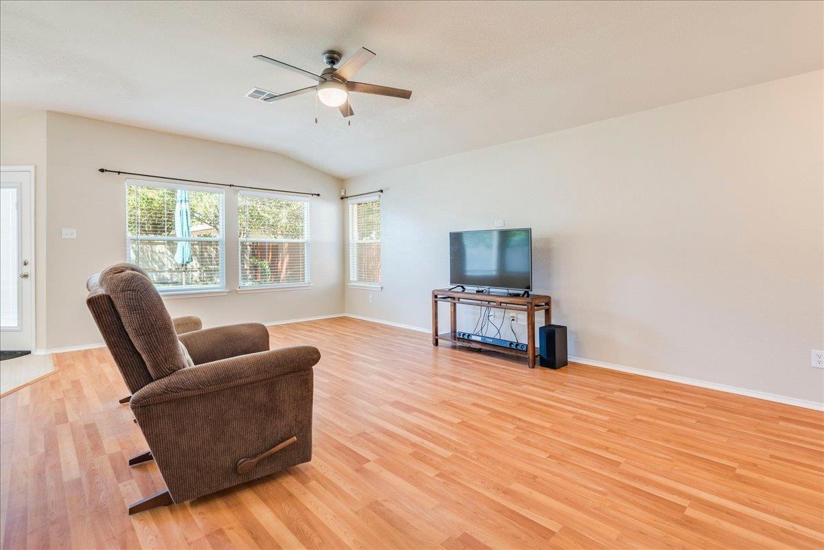 1327 Rosie Ln Property Photo 3