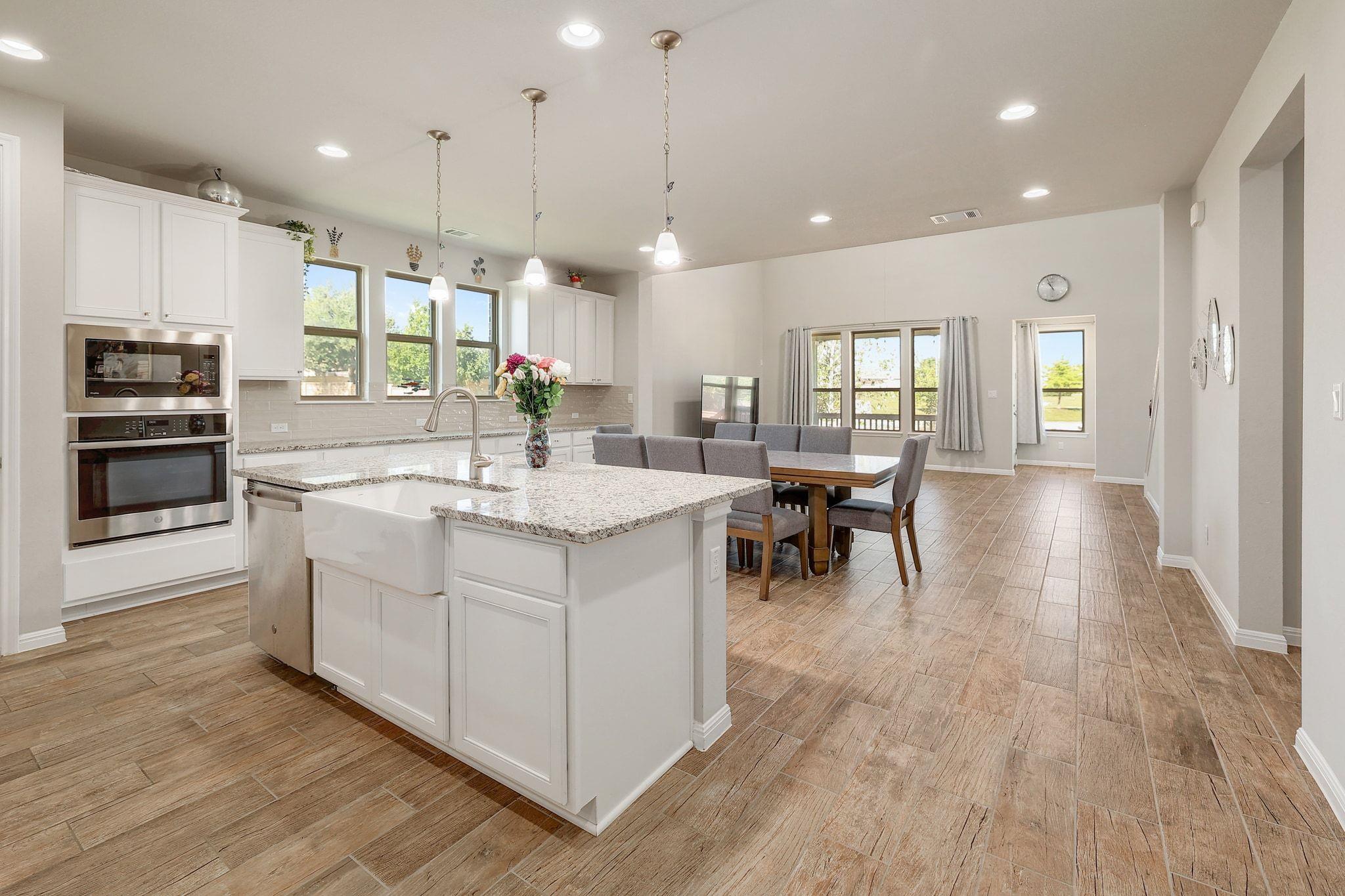 1136 Almeria Bnd Property Photo 5