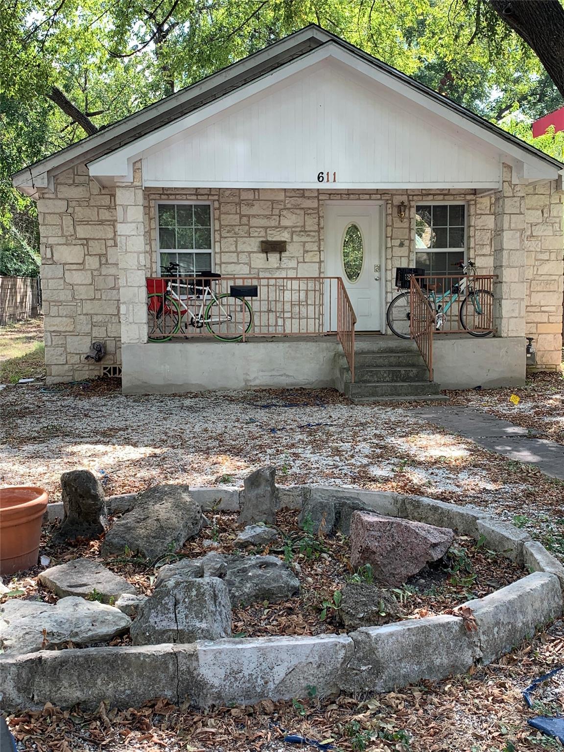 611 W Live Oak St Property Photo 1