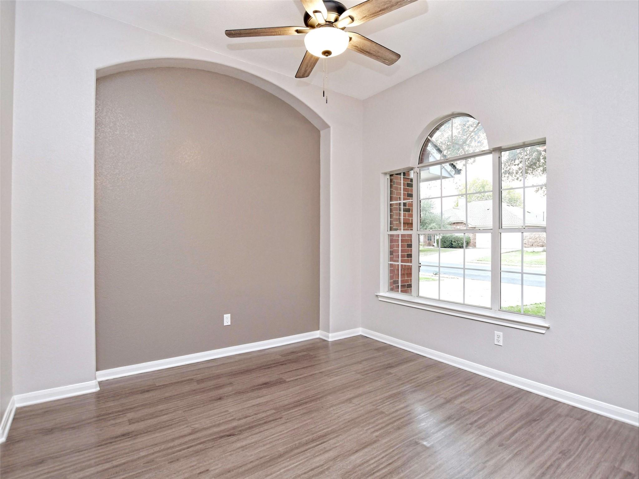 913 Old Wick Castle Way Property Photo 3