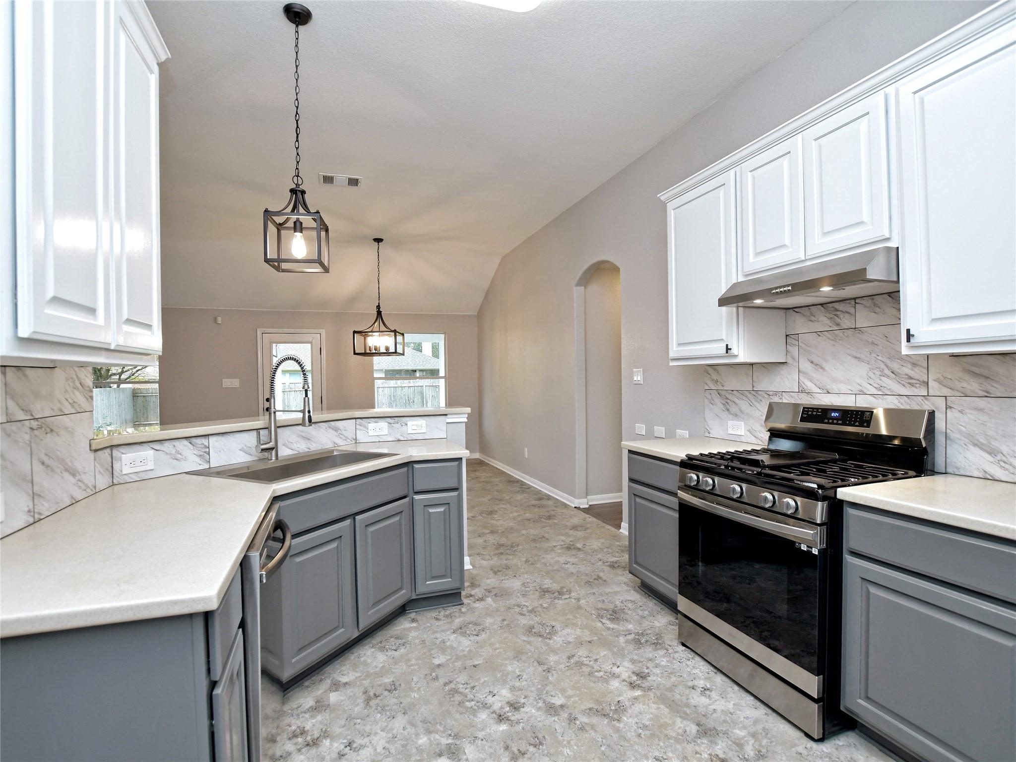 913 Old Wick Castle Way Property Photo 13