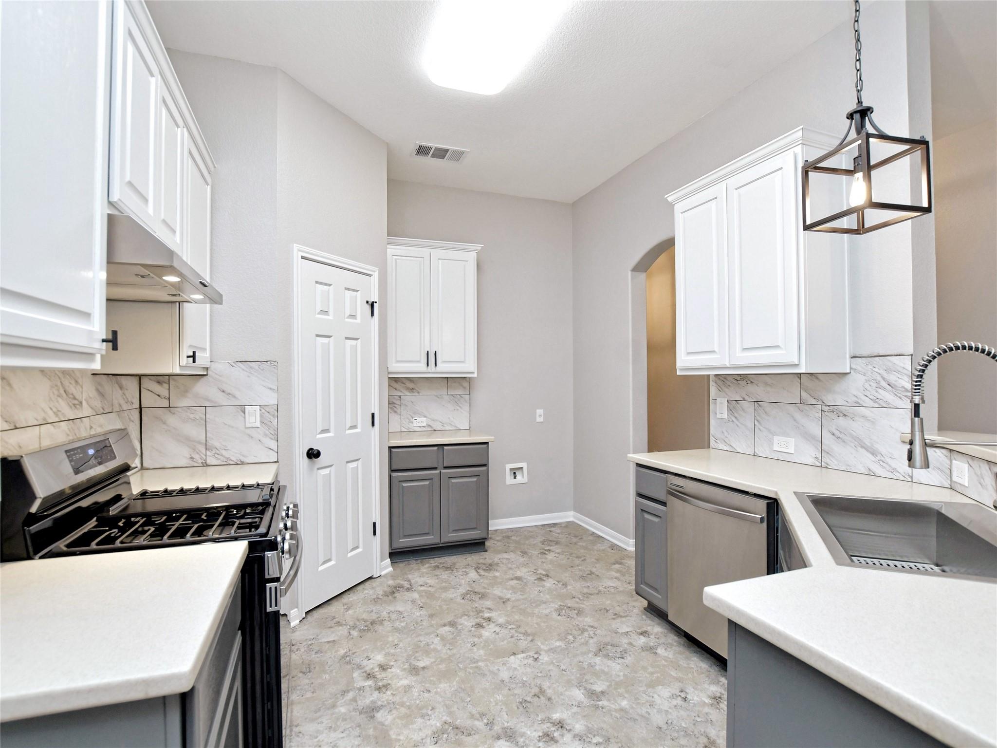 913 Old Wick Castle Way Property Photo 14
