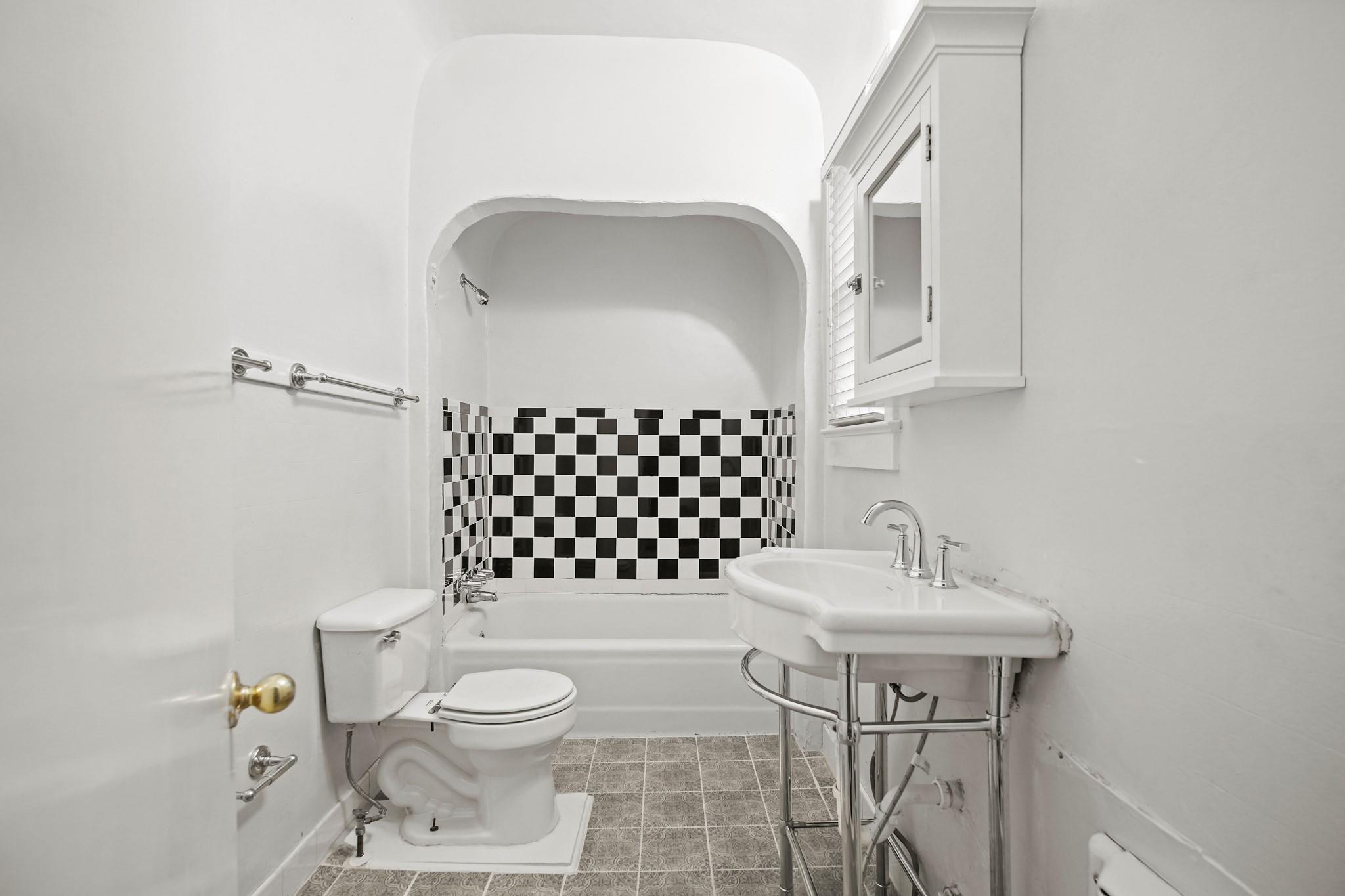 212 W 43rd St #a Property Photo 6