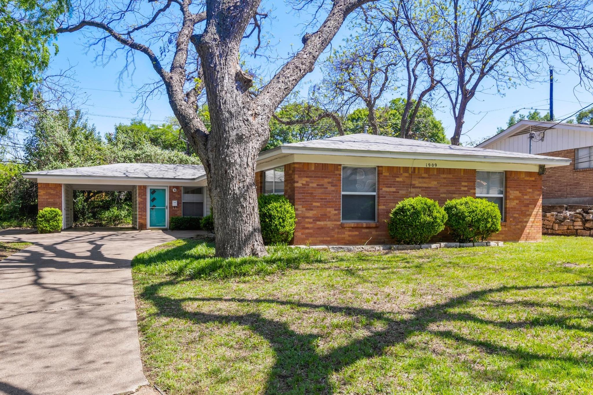 1909 Fairlawn Ln Property Photo 1