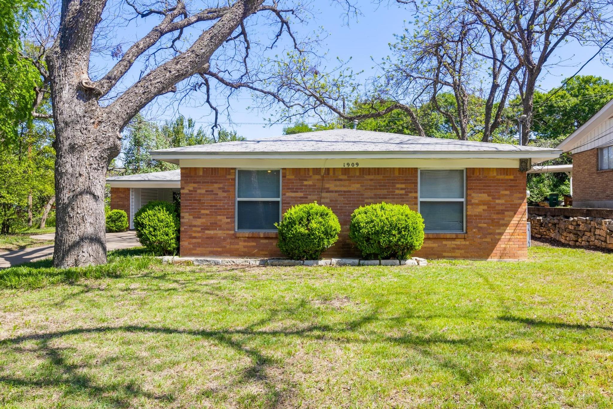 1909 Fairlawn Ln Property Photo 2