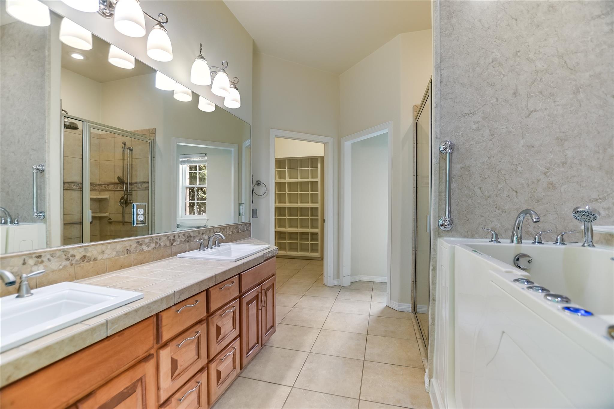 1002 Madison Cir Property Photo 13