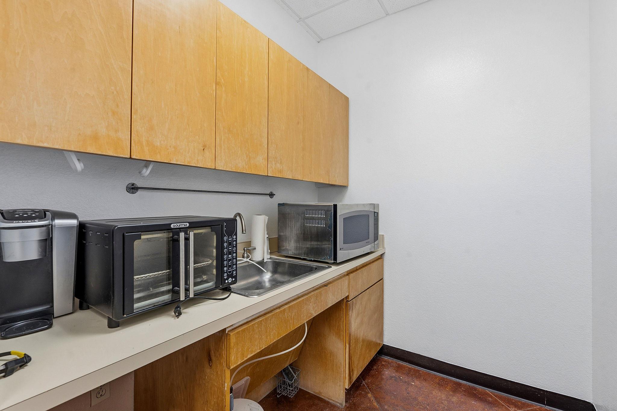 2100 E Highway 290 None #a Property Photo 8