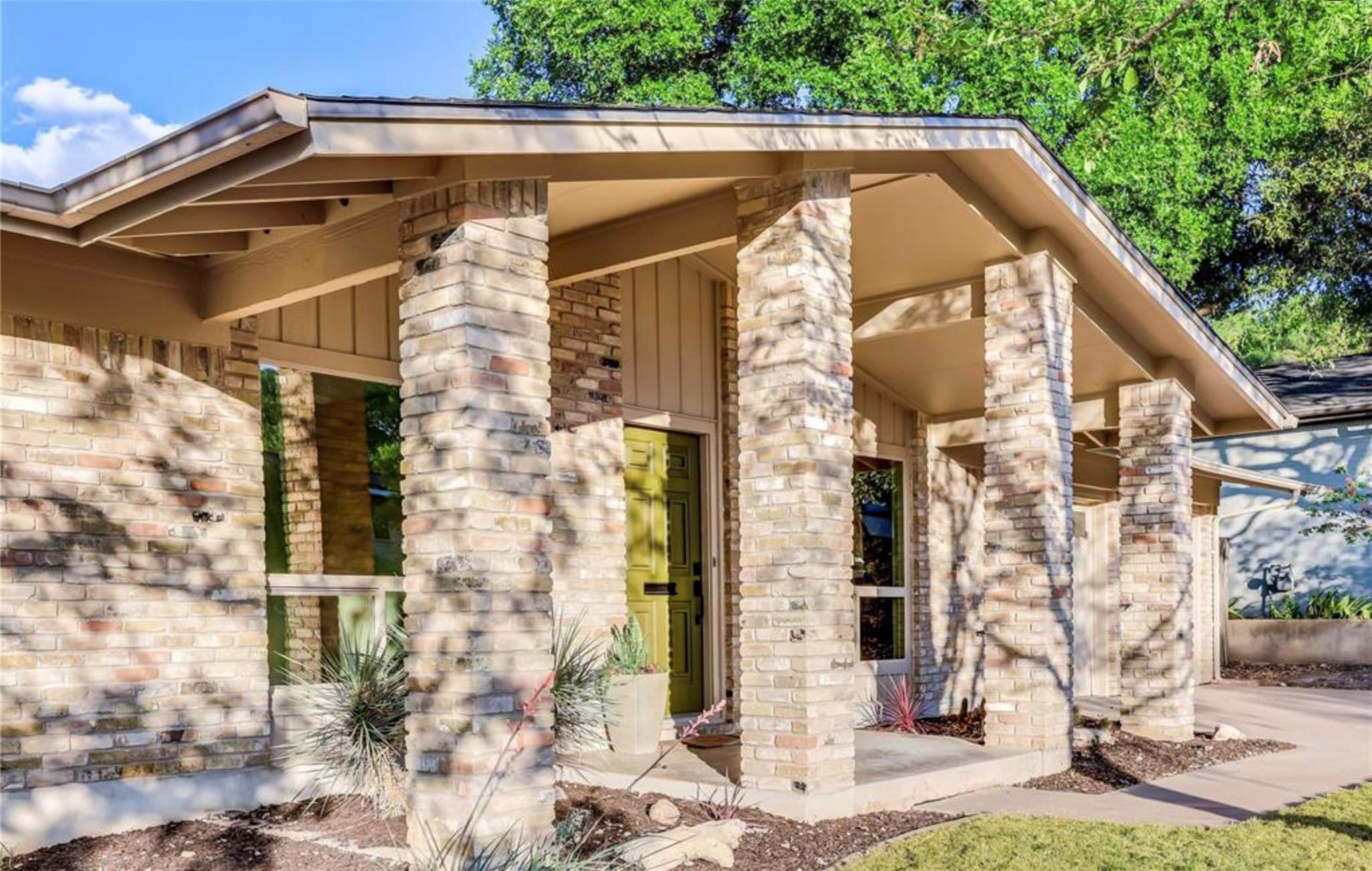 2504 Deerfoot Trl Property Photo 2