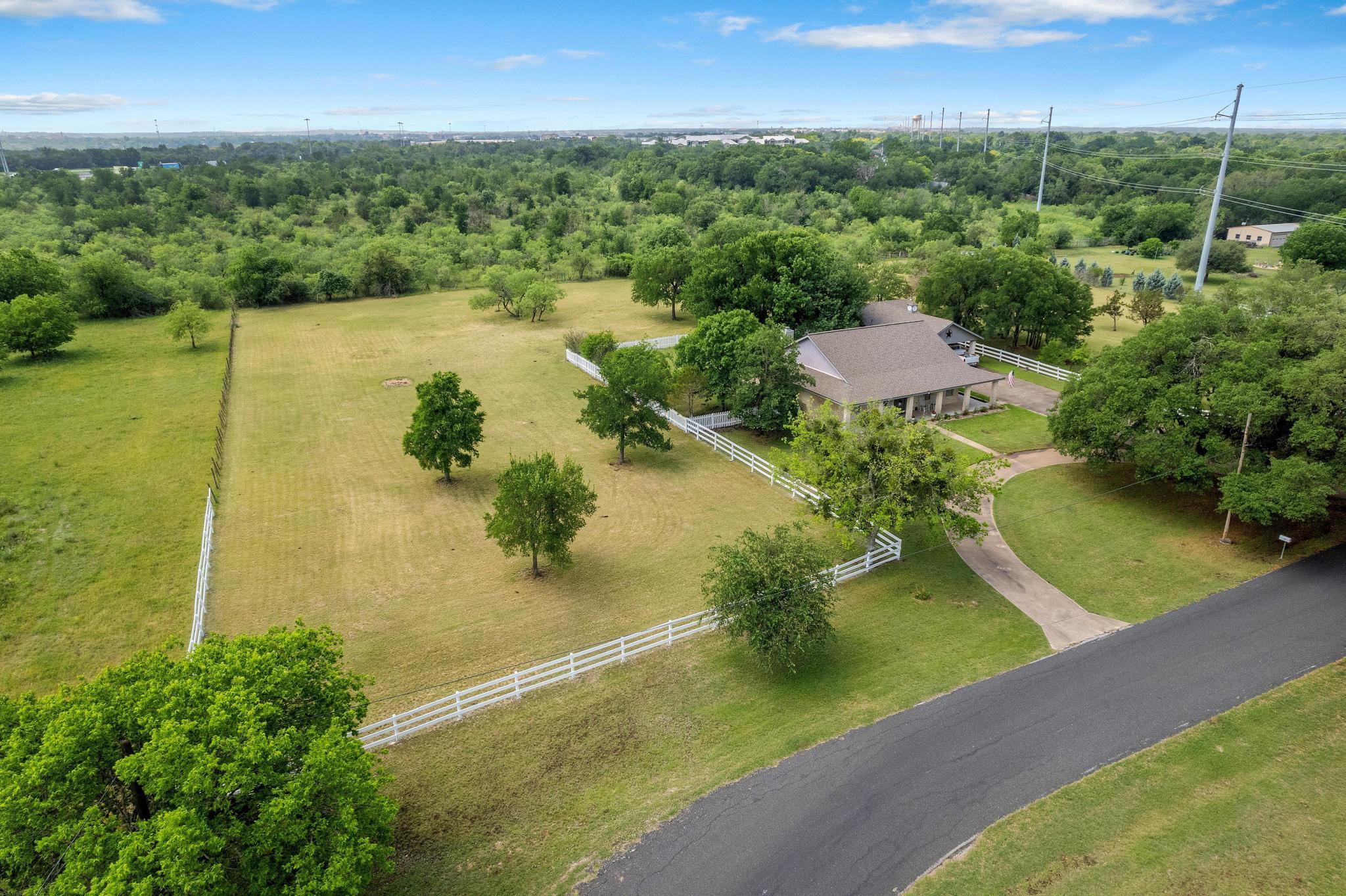 808 Golden Oaks Rd Property Photo