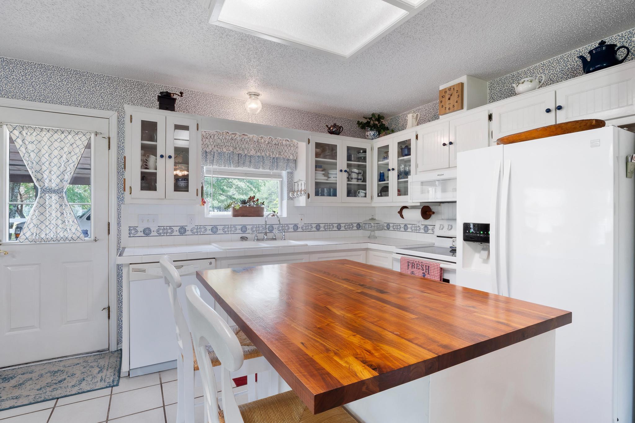 808 Golden Oaks Rd Property Photo 1
