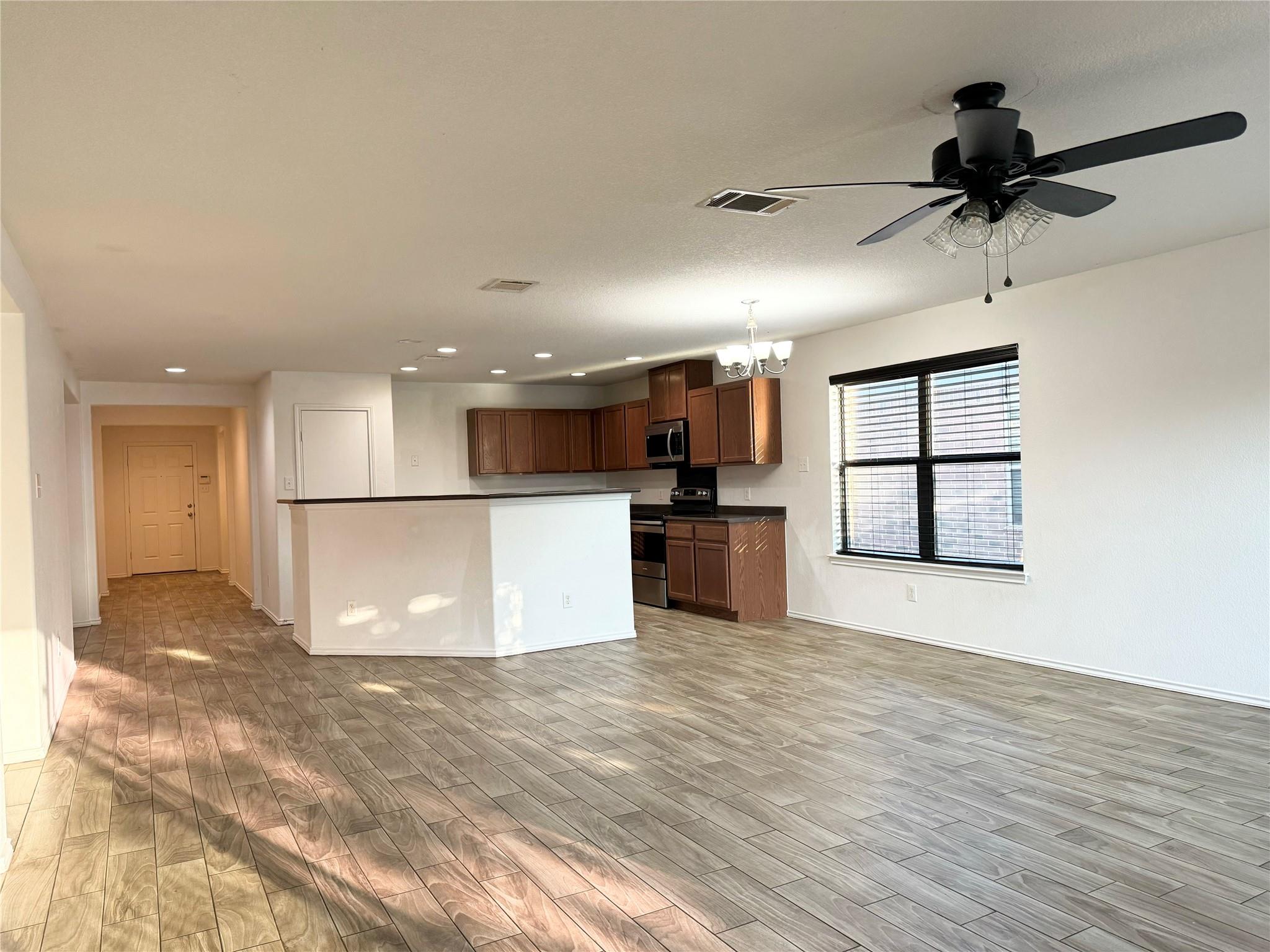 1152 Hyde Park Dr Property Photo 3