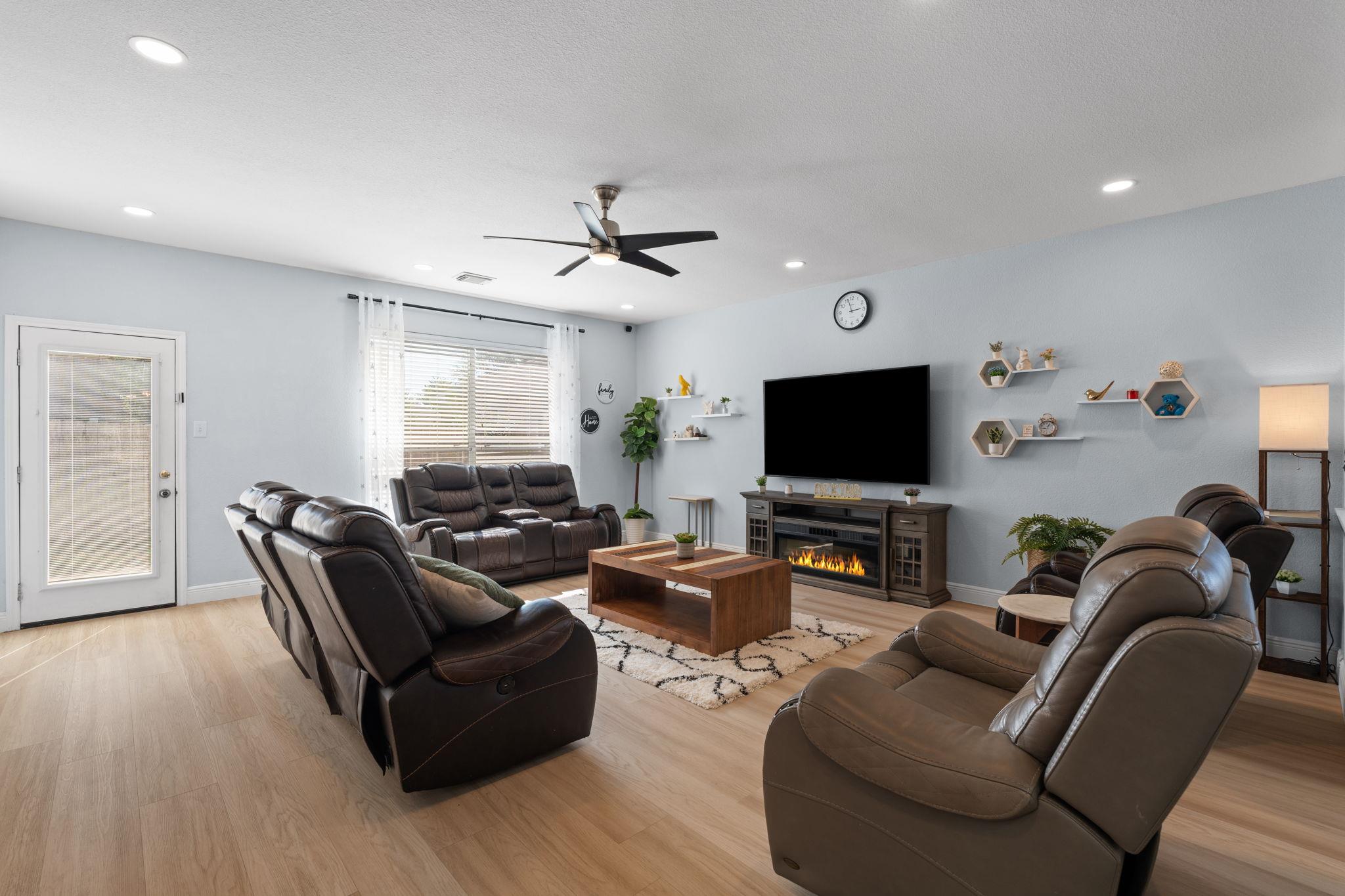 1300 Walnut Cv Property Photo 10