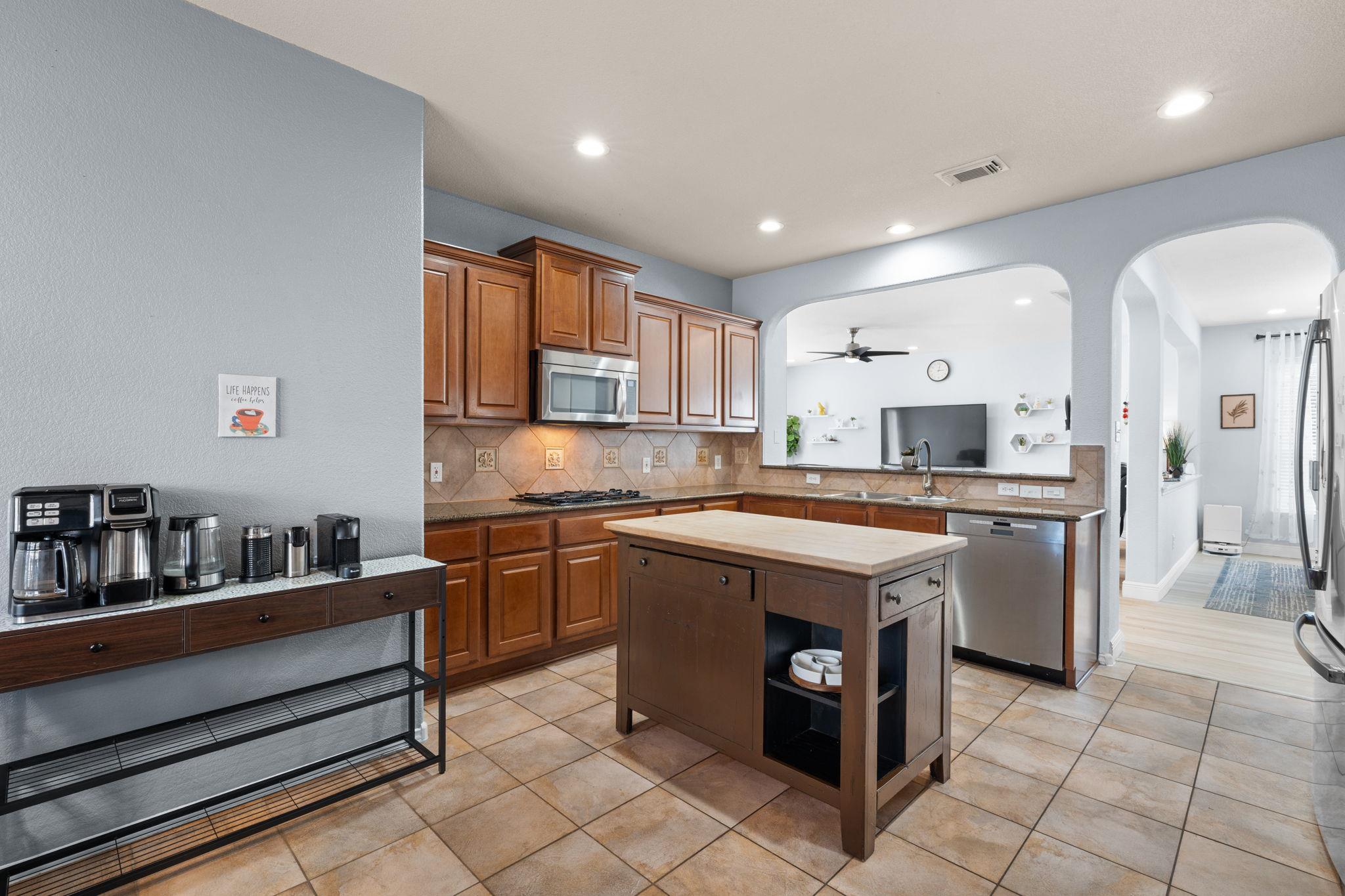 1300 Walnut Cv Property Photo 14