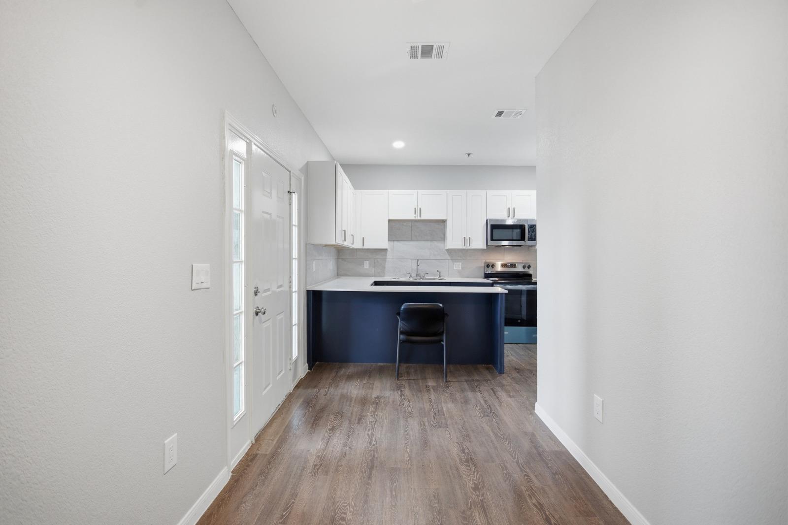 611 Carpenter Ave #201 Property Photo 4