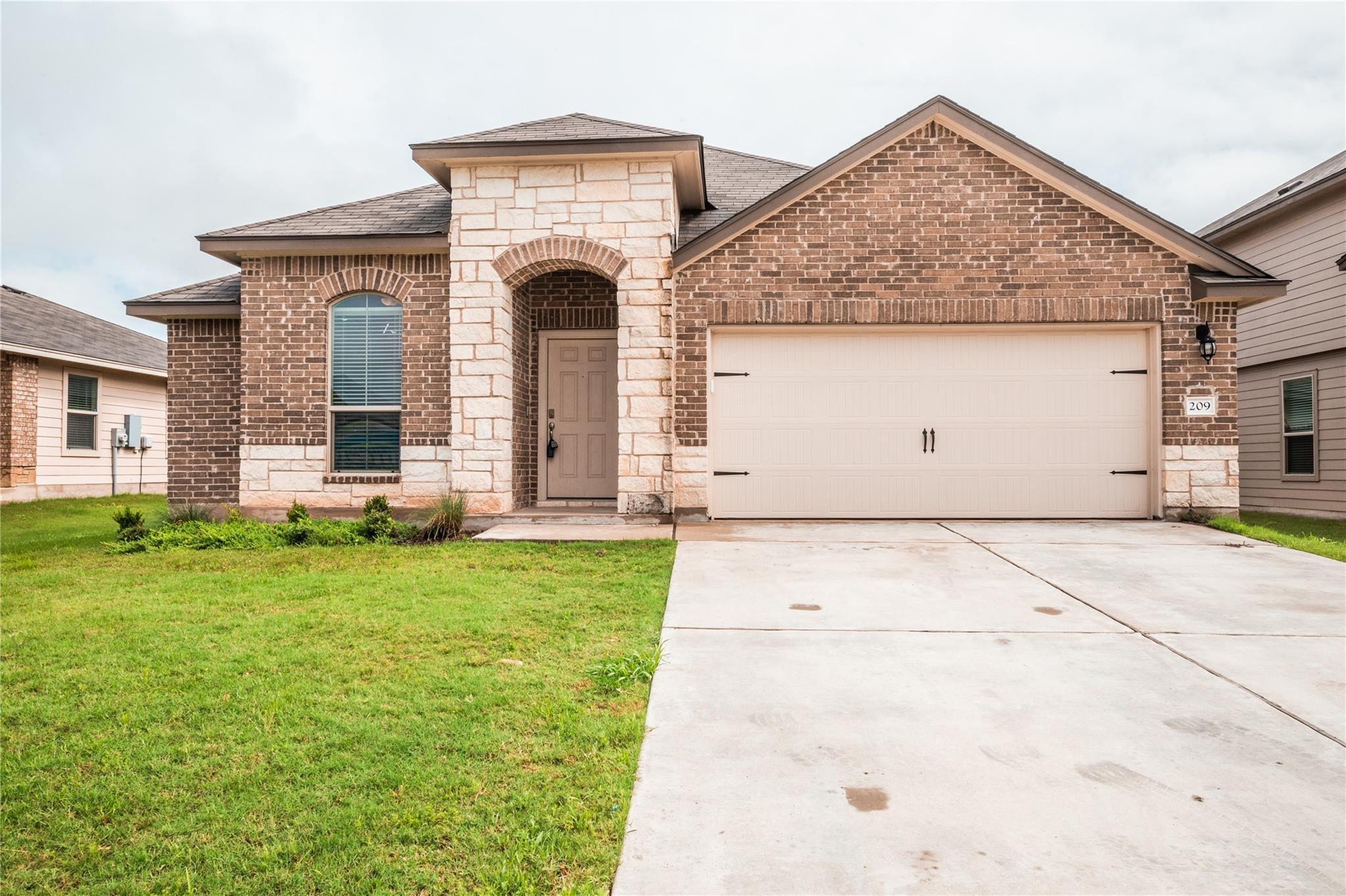 209 Reagor Dr Property Photo 1