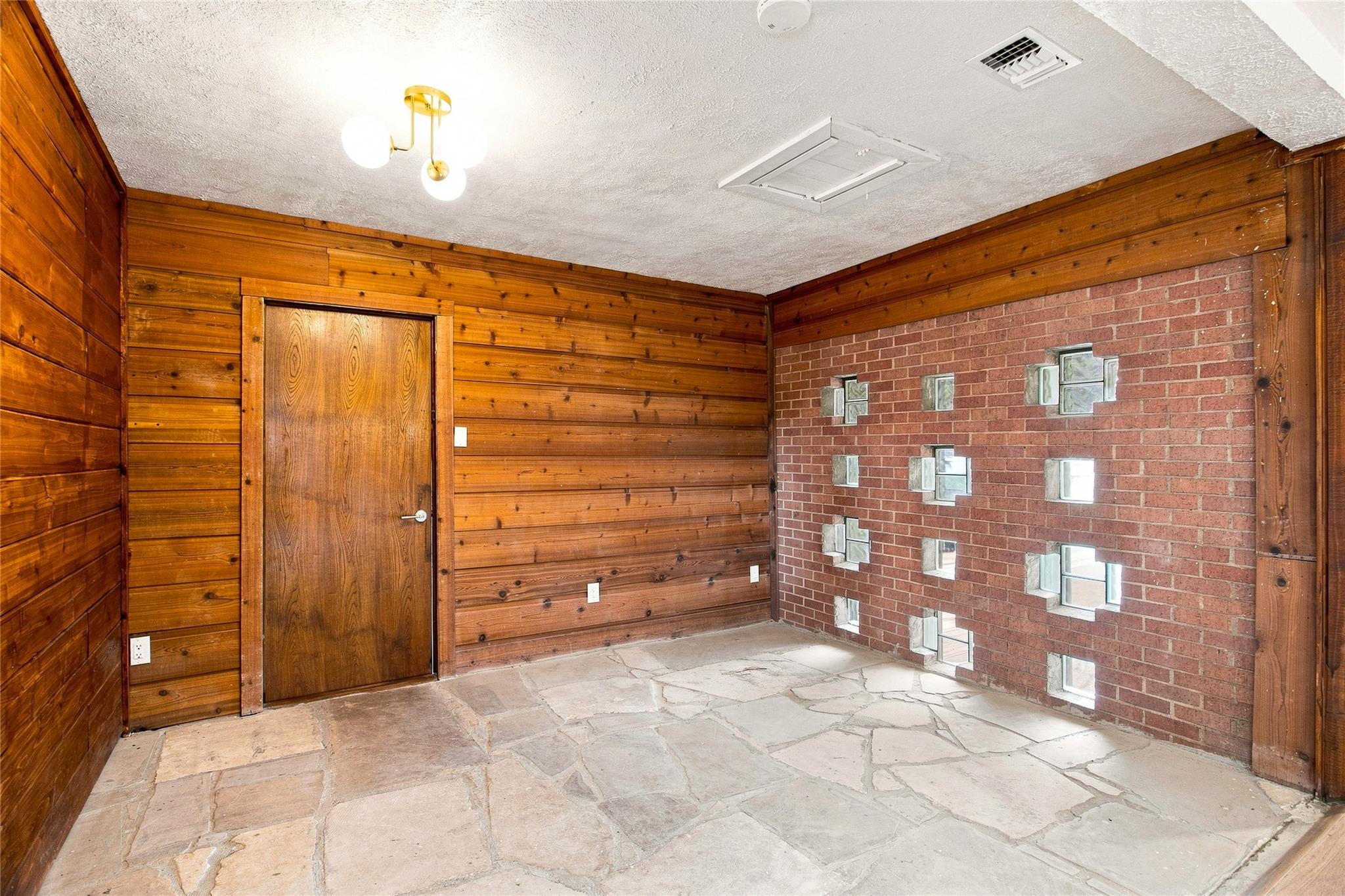 4606 S 2nd St Property Photo 10