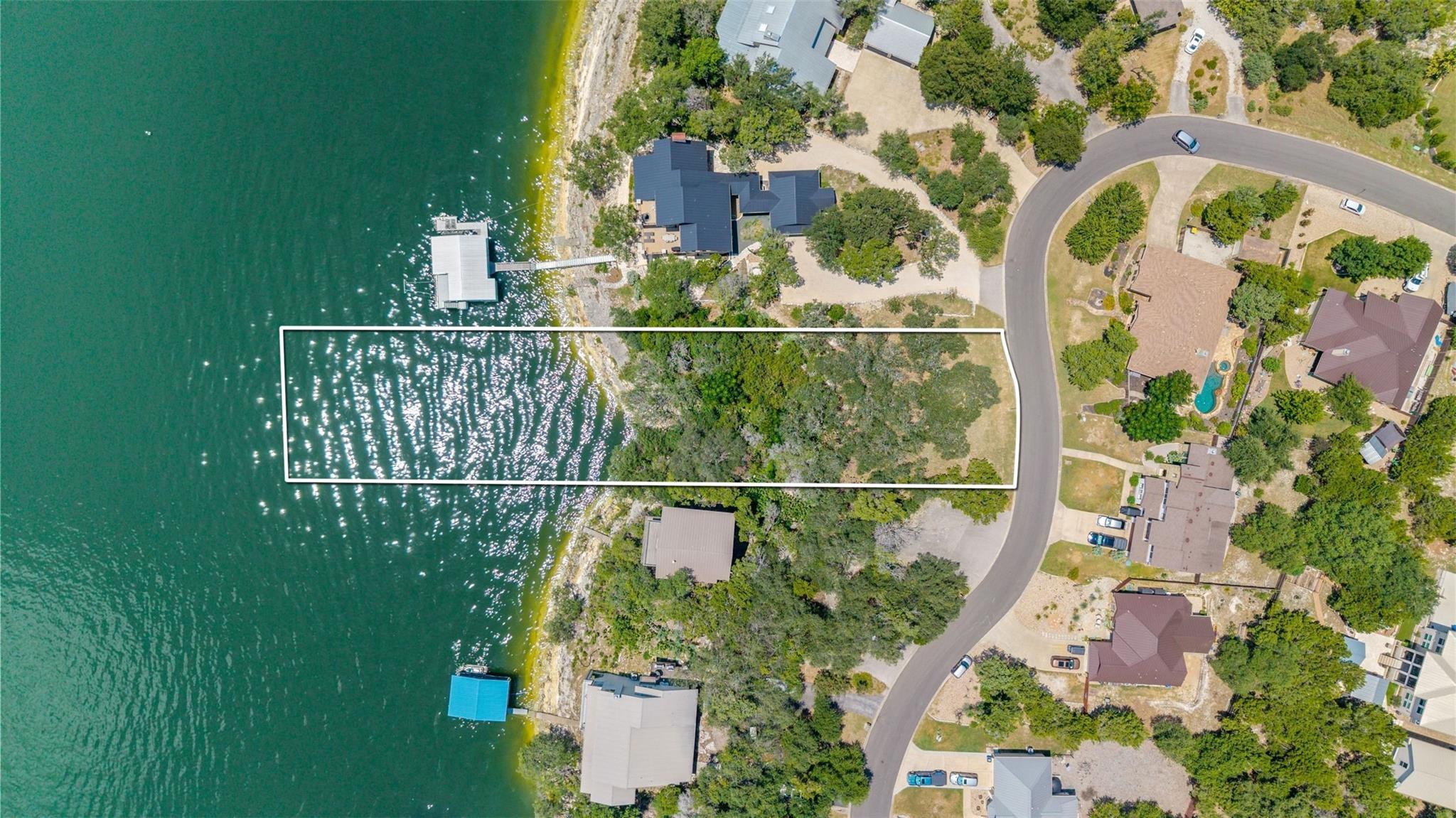 18401 Lakepoint Cir Property Photo 2