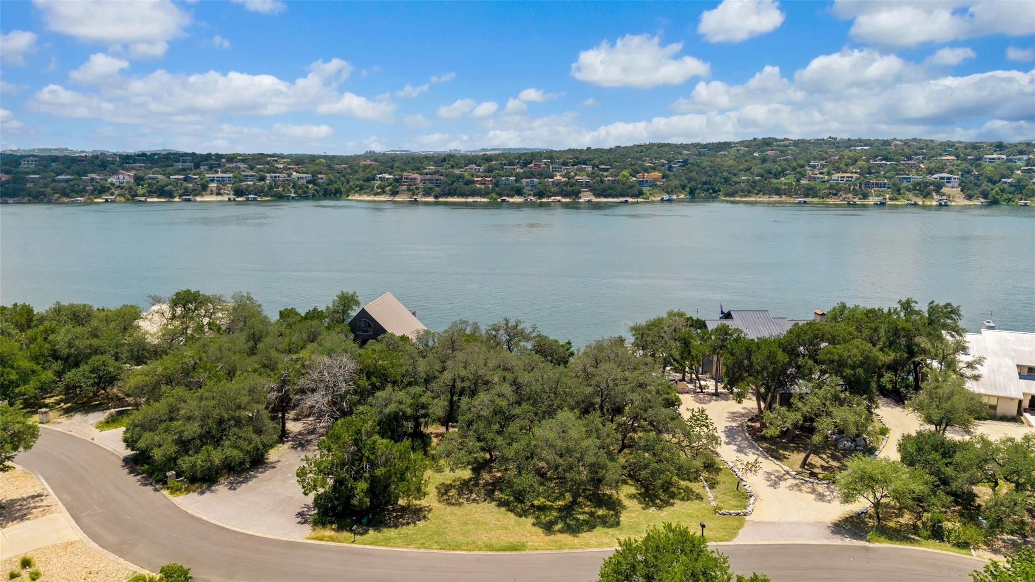 18401 Lakepoint Cir Property Photo 3