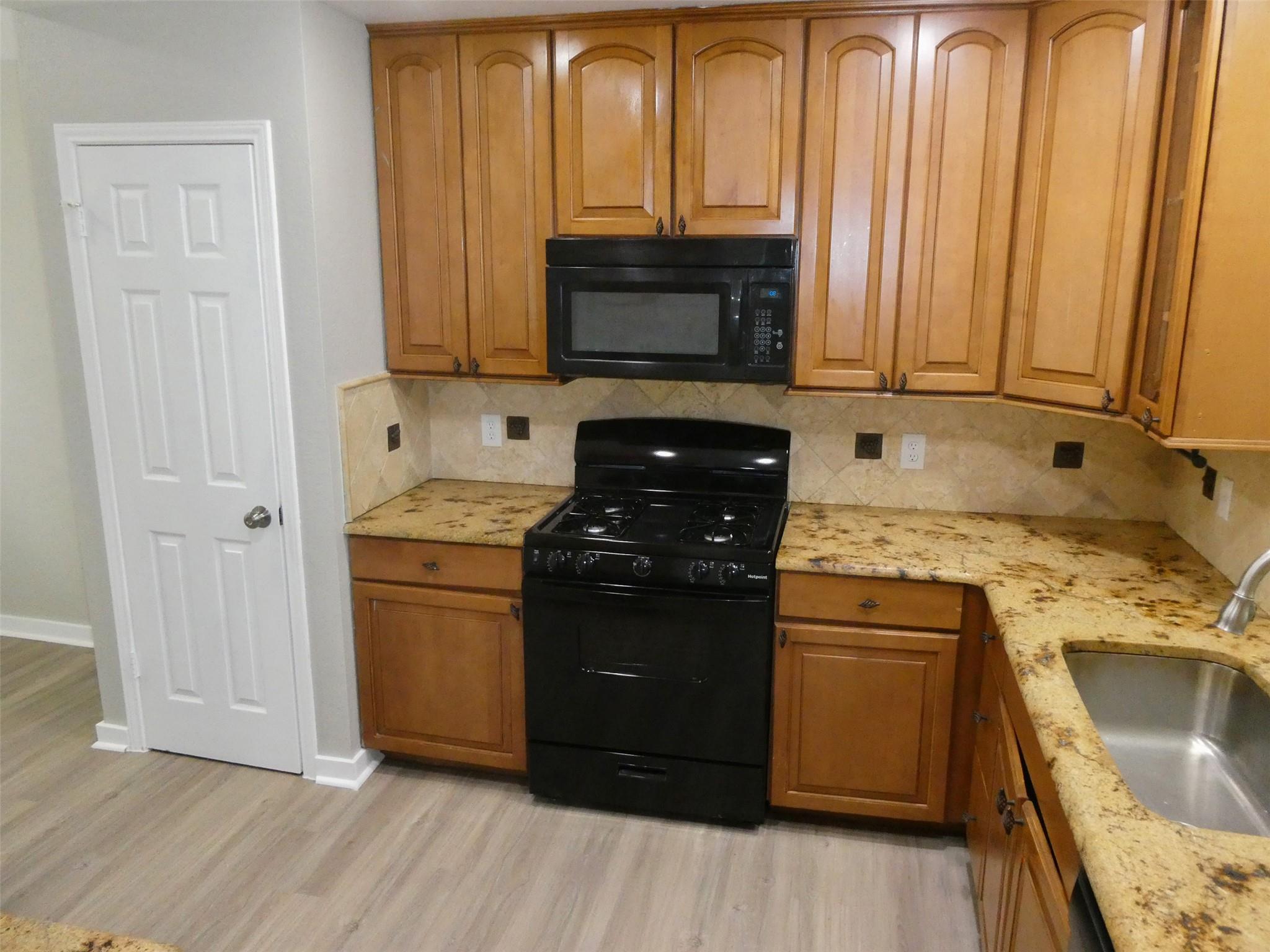 2310 Macaw Dr Property Photo 3