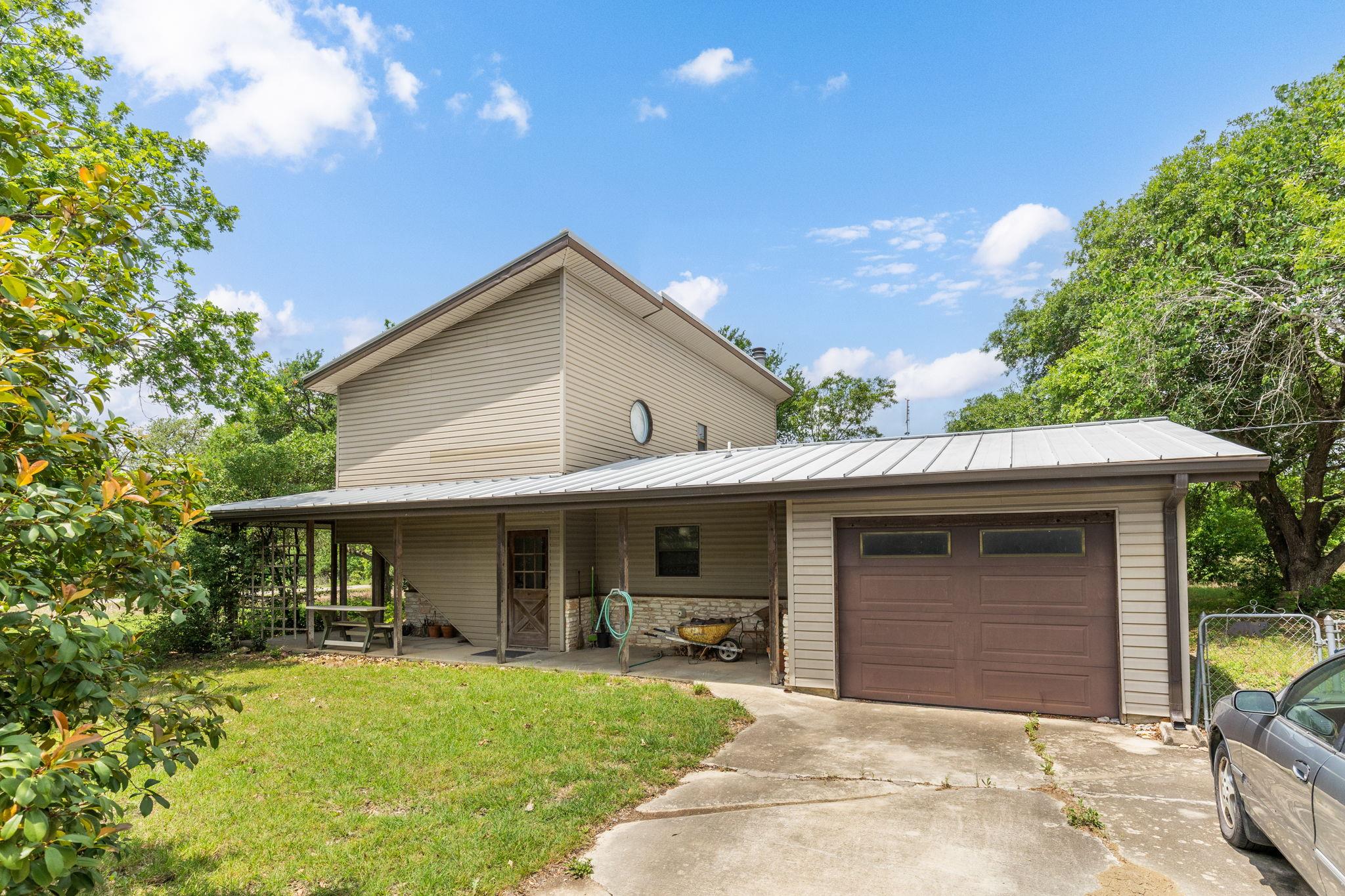 907 Horace Howard Dr Property Photo 3