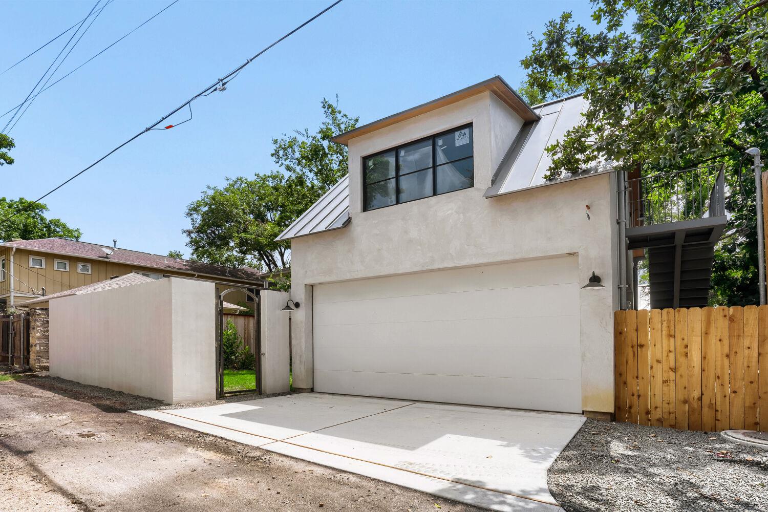 1104 Maufrais St Property Photo 5