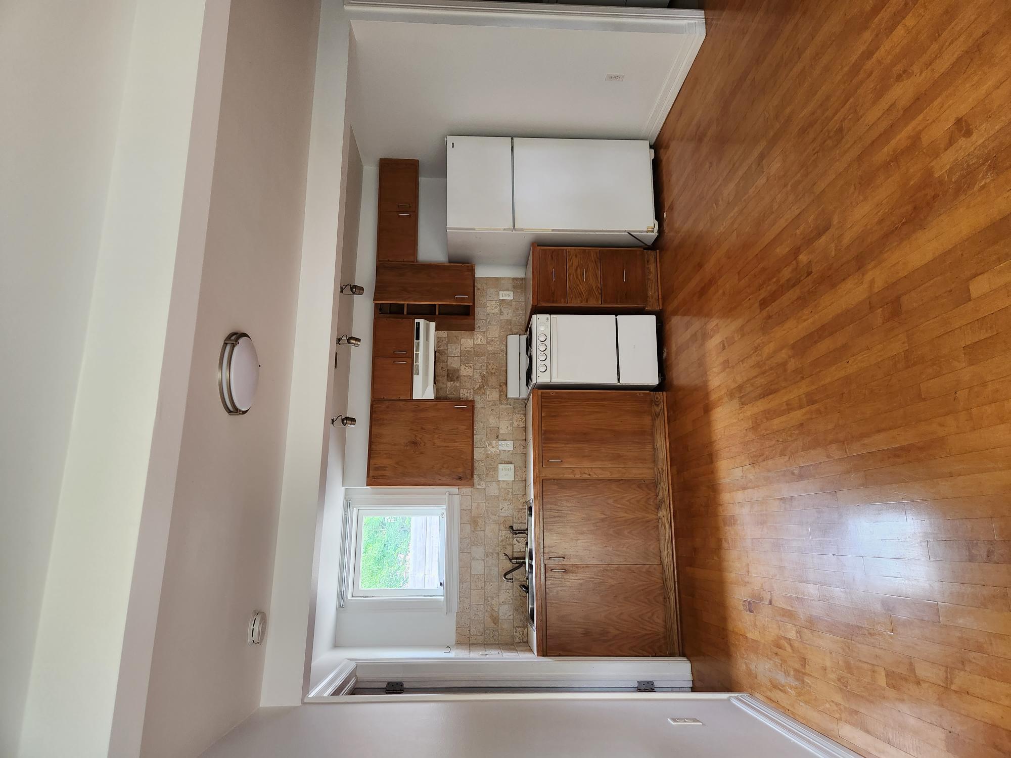 206 E 34th St #c Property Photo 3