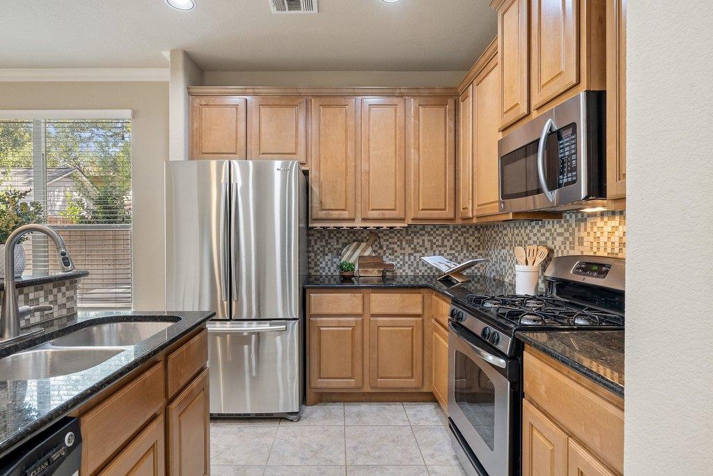 2420 Amur Dr Property Photo 2