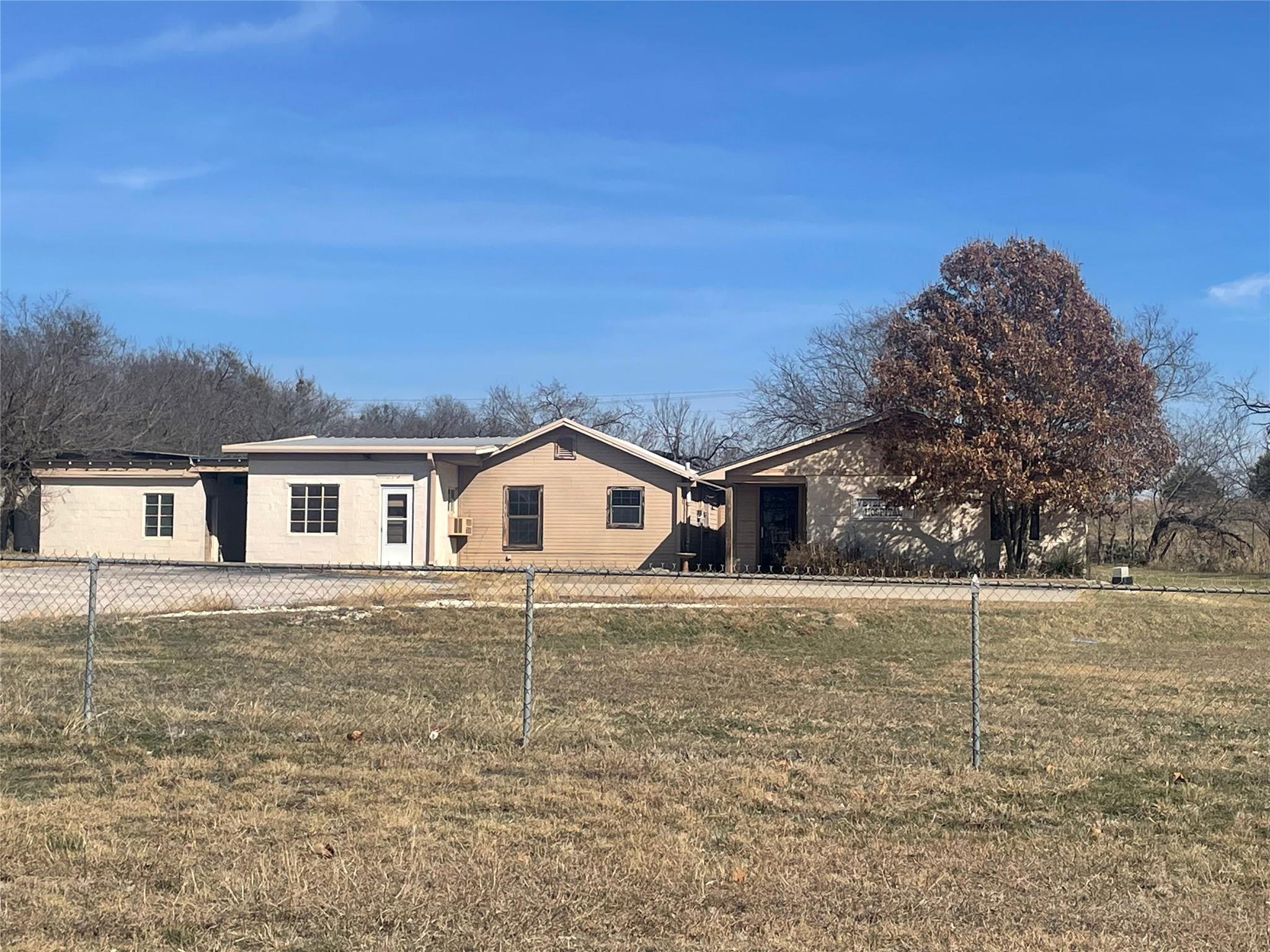 1312 N Us Highway 281 None Property Photo 1