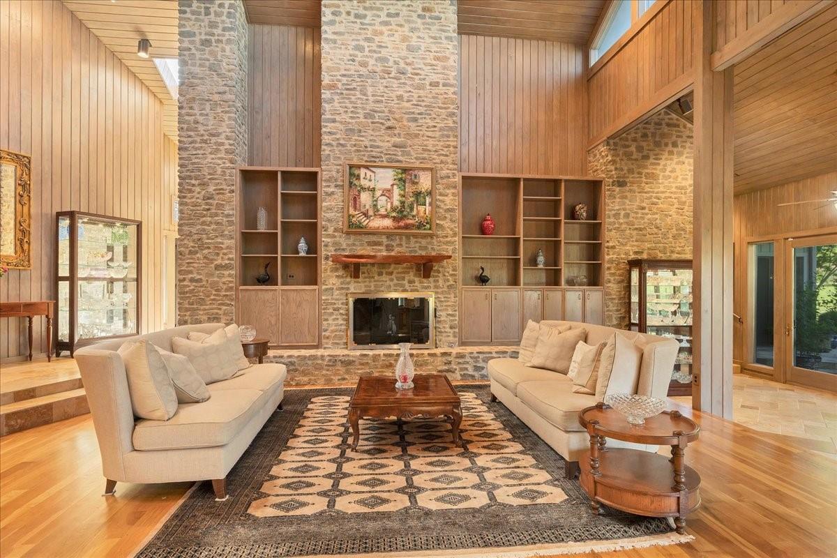 100 Silver Spur Property Photo 8