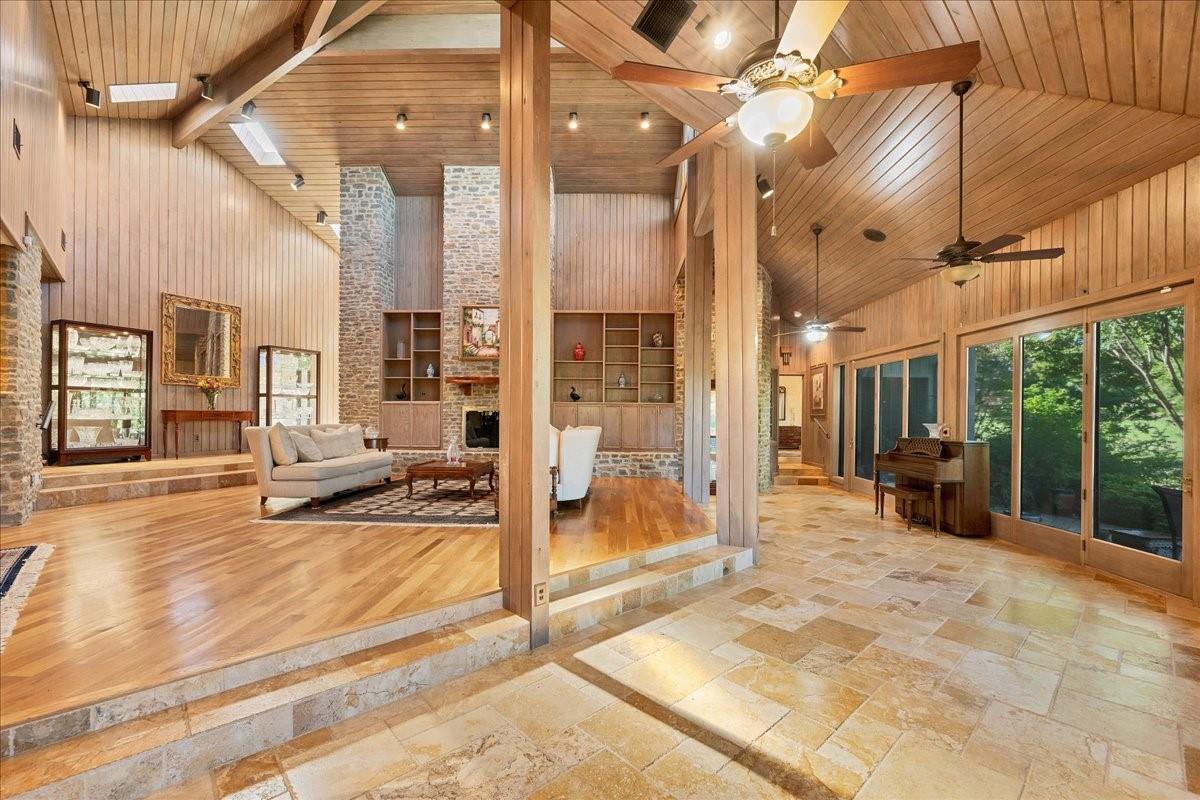100 Silver Spur Property Photo 10