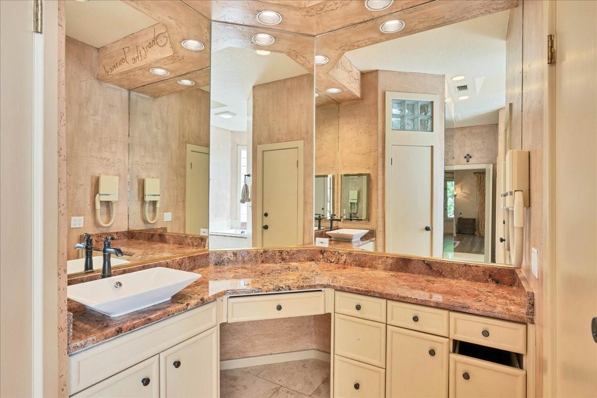 100 Silver Spur Property Photo 22