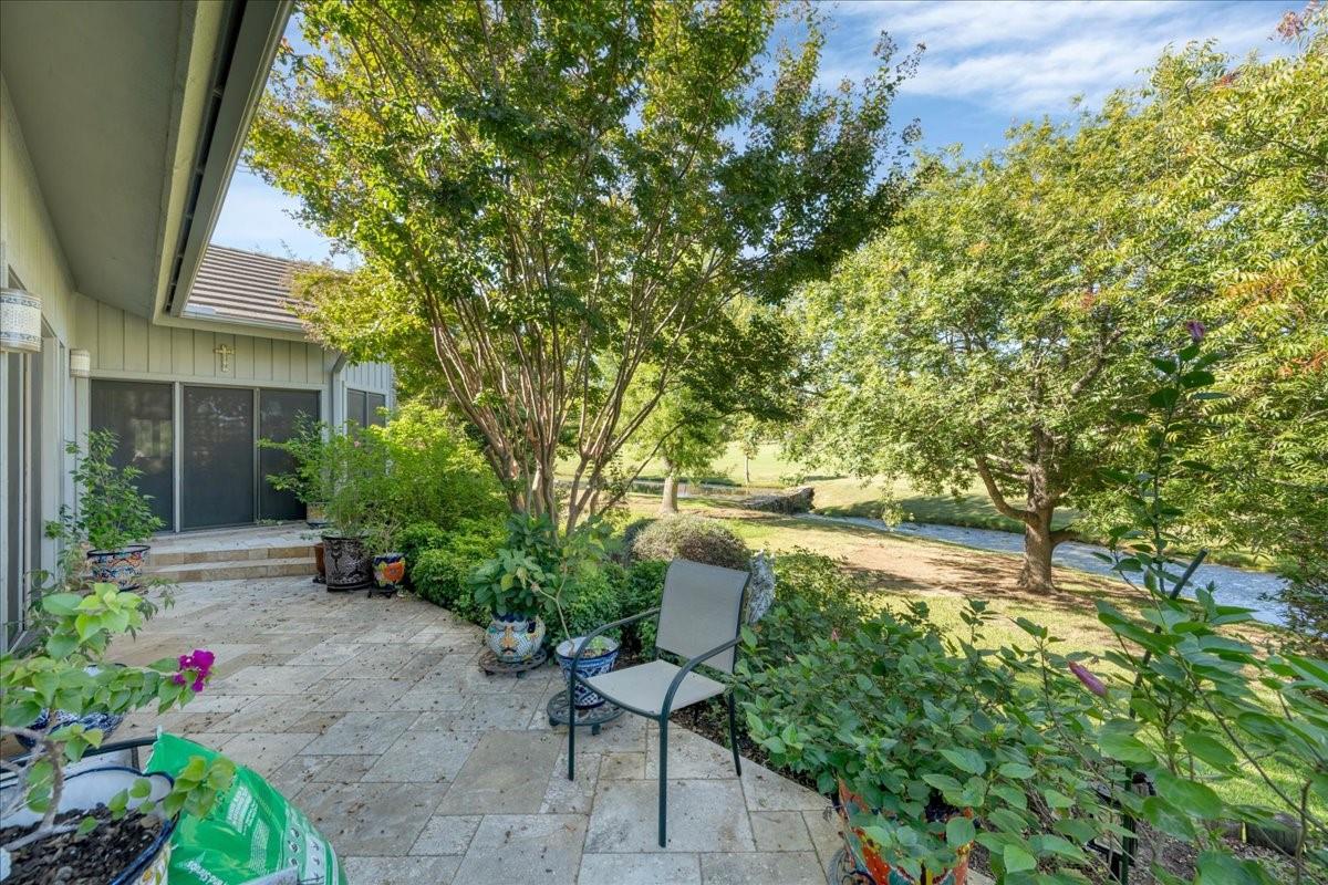 100 Silver Spur Property Photo 34
