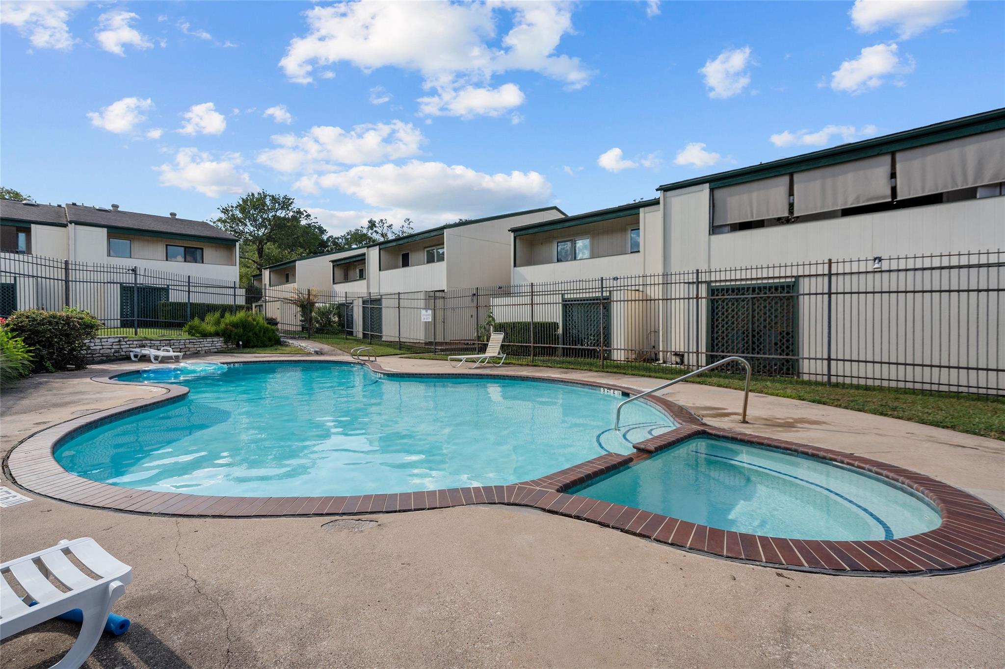 6718 Silvermine Dr #302 Property Photo 5
