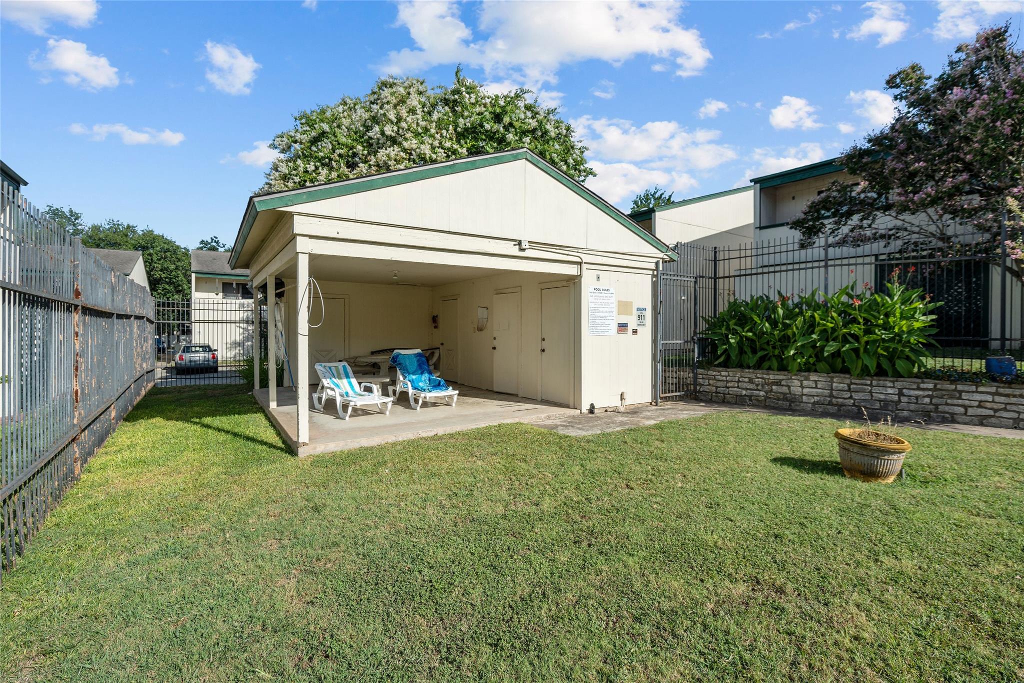 6718 Silvermine Dr #302 Property Photo 6