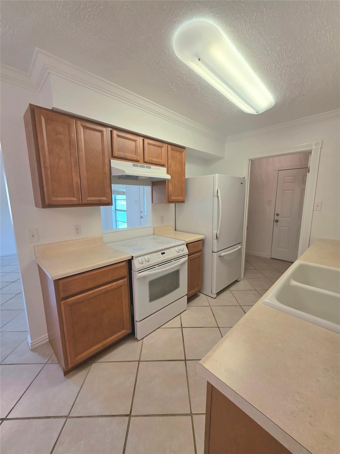 15208 Spring Hill Ln #b Property Photo 3